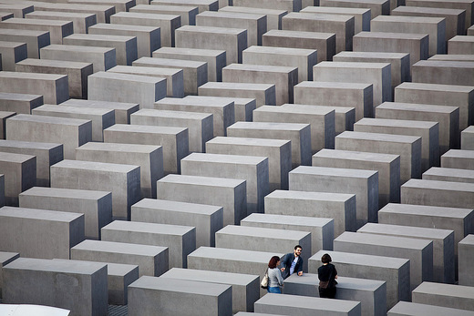 Vor 80 Jahren begann sptestens mit der Reichspogromnacht die systematische Verfolgung der Juden in Deutschland, die in millionenfachem Vlkermord mndete. Das Denkmal fr die ermordeten Juden Europas in Berlin erinnert daran. (Foto: Foto: Marko Priske/stiftung-denkmal.de)  