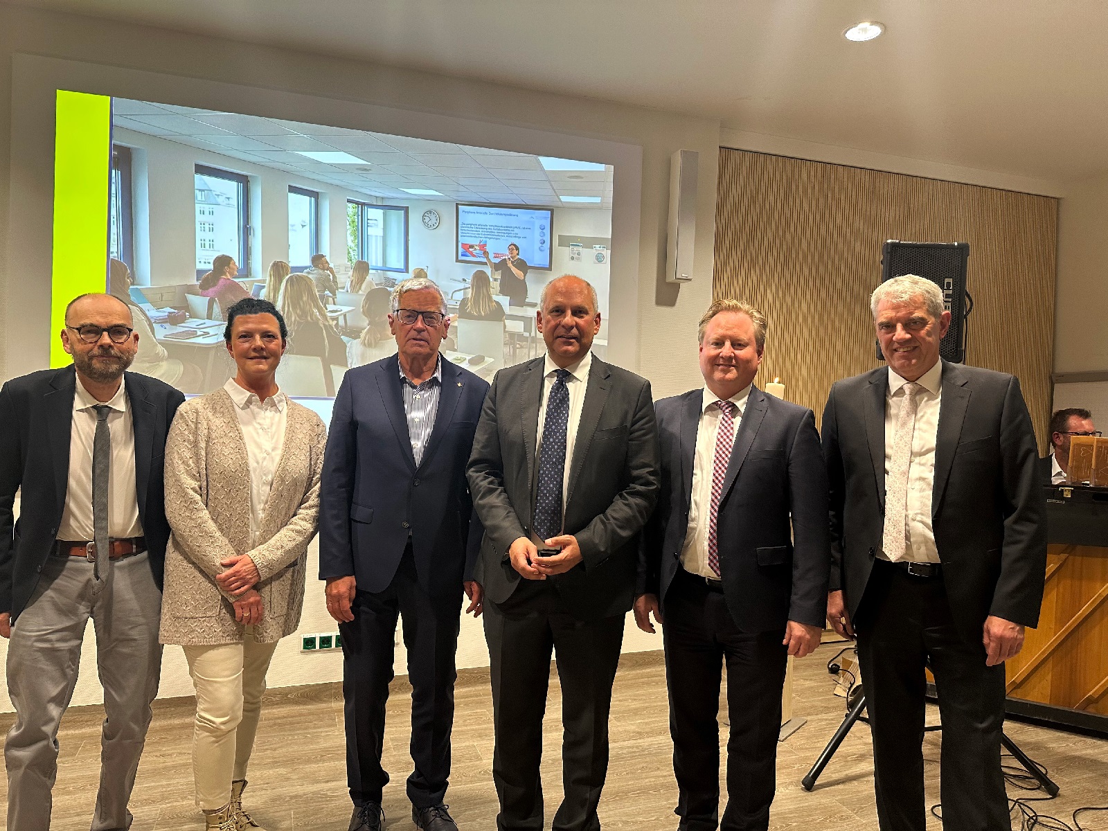 V.l.: Prof. Dr. Thomas Neuhaus (stv. rztlicher Direktor), Schwester Brbel, Martin Richard (Vorsitzender der Stiftung St. Vincenz-Hospital), Prof. Dr. Roman Poseck (Hessischer Innenminister), RA Stephan Felix (Vorsitzender des Verwaltungsrates) und Guido Wernert (Geschftsfhrer). (Foto: Frederike Hackenbroch)