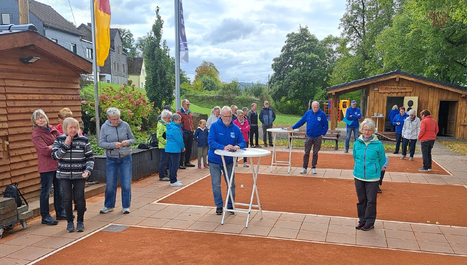Einweisung ins Klickerspiel. (Foto: Annemie Pauli)