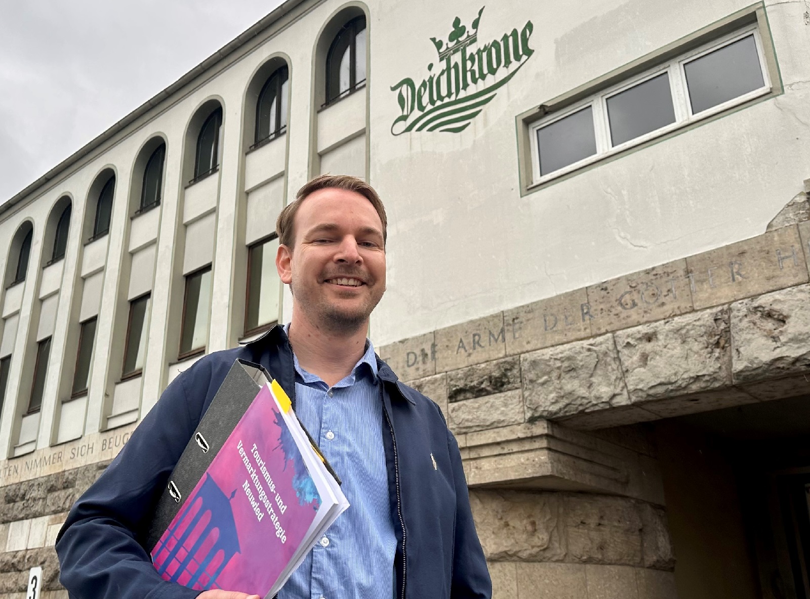Fabian Kochmann vor der Deichkrone. (Foto: Stadt Neuwied/Ulf Steffenfauseweh)