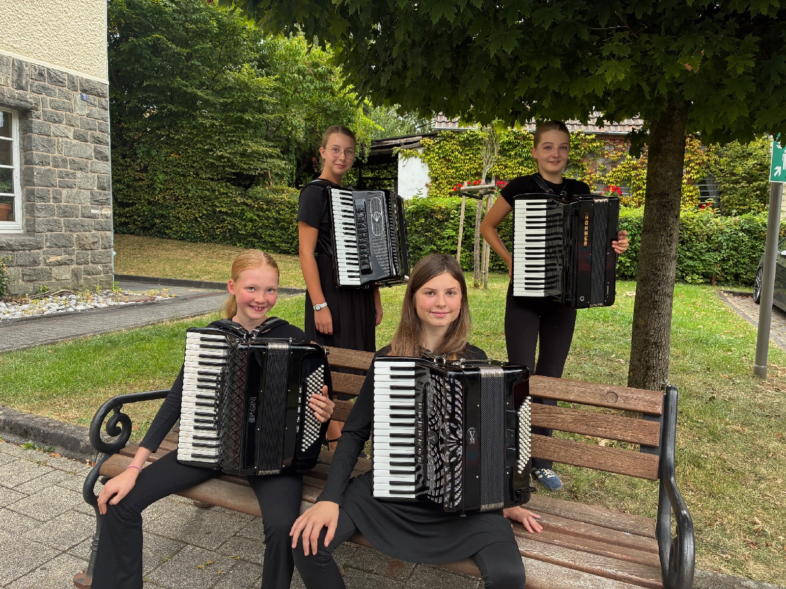 (stehend v.l.) Jenny Bergstress und Lina Pieritz, (sitzend v.l.) Mara Kann und Liesbeth Telke. (Foto: Holger Telke)