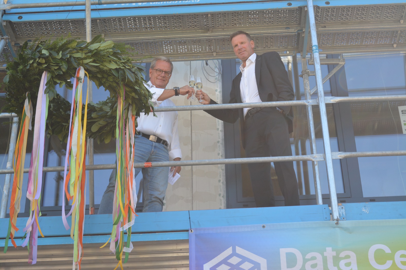 Architekt Oliver Schmidt (links) und Ralf Siefen, CEO der DCG, (rechts) beim Richtspruch. (Alle Fotos: Wolfgang Rabsch)