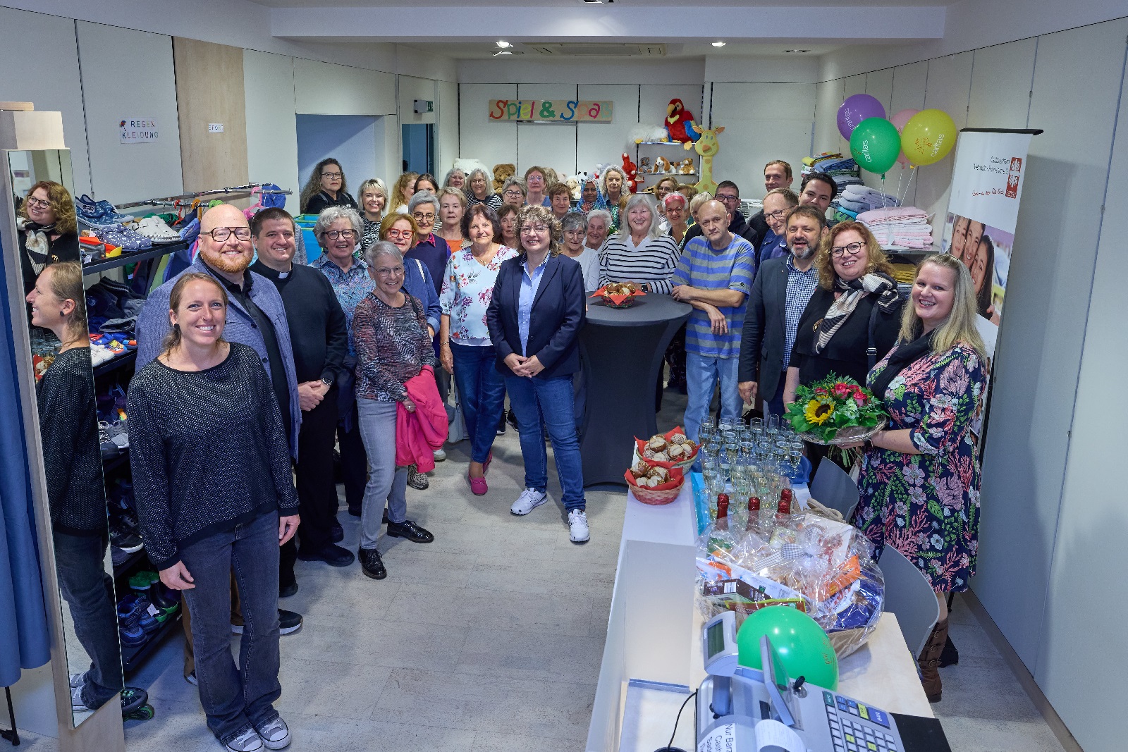 Die Caritas-Verantwortlichen, Gste und zahlreiche Ehrenamtliche bei der Erffnung des neuen Anziehpunkts in der Kirchstrae in Montabaur. (Foto: Caritasverband WWRL/Olaf Nitz)