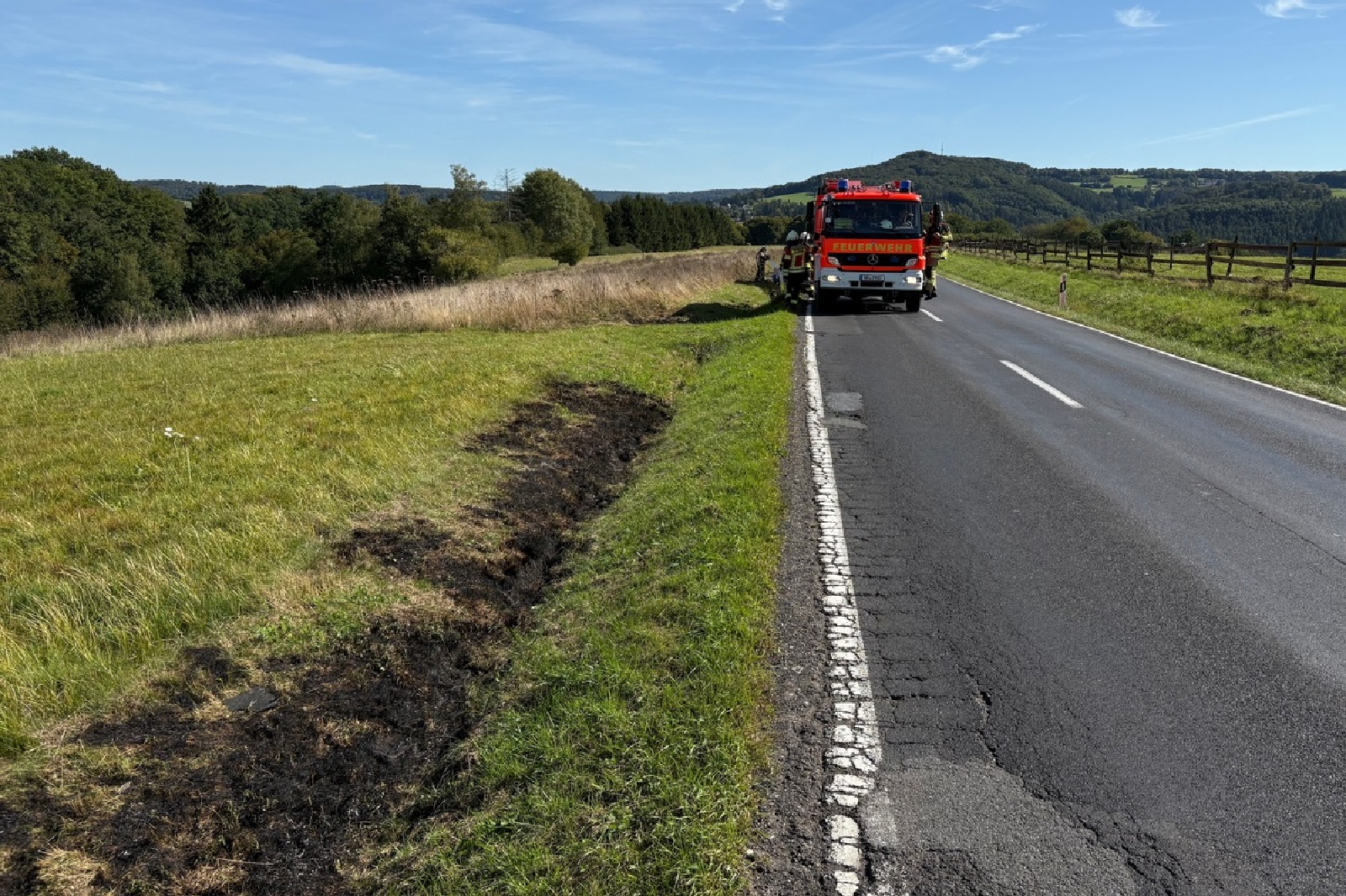 Von zwei Seiten aus wurden die brennenden Flchen abgelscht. (Fotoquelle: Feuerwehr VG Asbach/Tim Wessel)