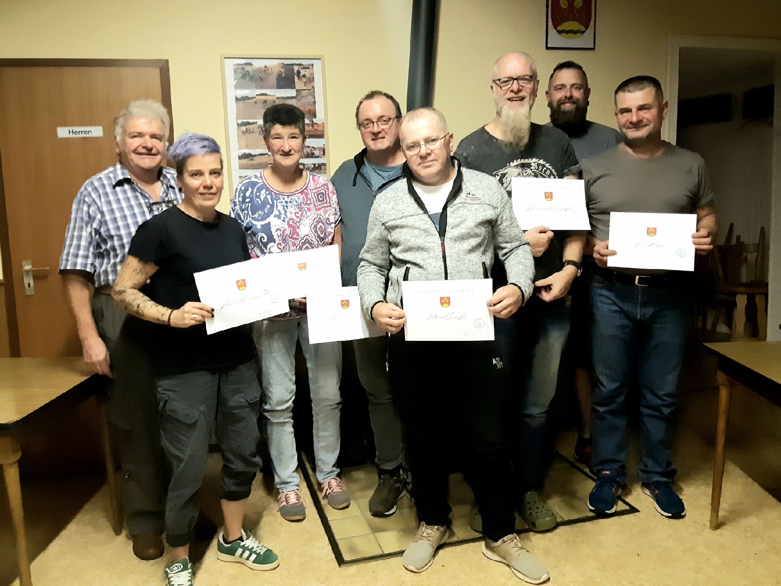 V.l.: Ortsbrgermeister Jrgen Schneider, Michaela Teetz, Annette Hrter, Stefan Bodo Schuhmacher, Viktor Keer, Michael Dick, Roland Teetz, Pawel Baginski (Fotoquelle: Rebecca Seuser)