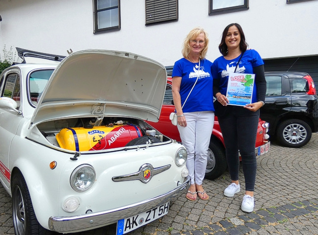 Maria Hasenbach-Wolff, Vorsitzende der Werbegemeinschaft und Melina Schmidt (rechts) beim Losverkauf. (Foto: GRI) 