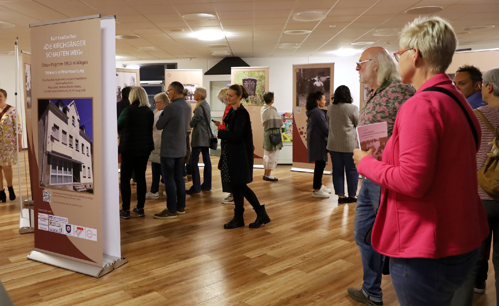 Rund 60 Besucher zhlte die Ausstellungserffnung "Die Kirchgnger schauten weg". (Foto: Sabine Hammann-Gonschorek)