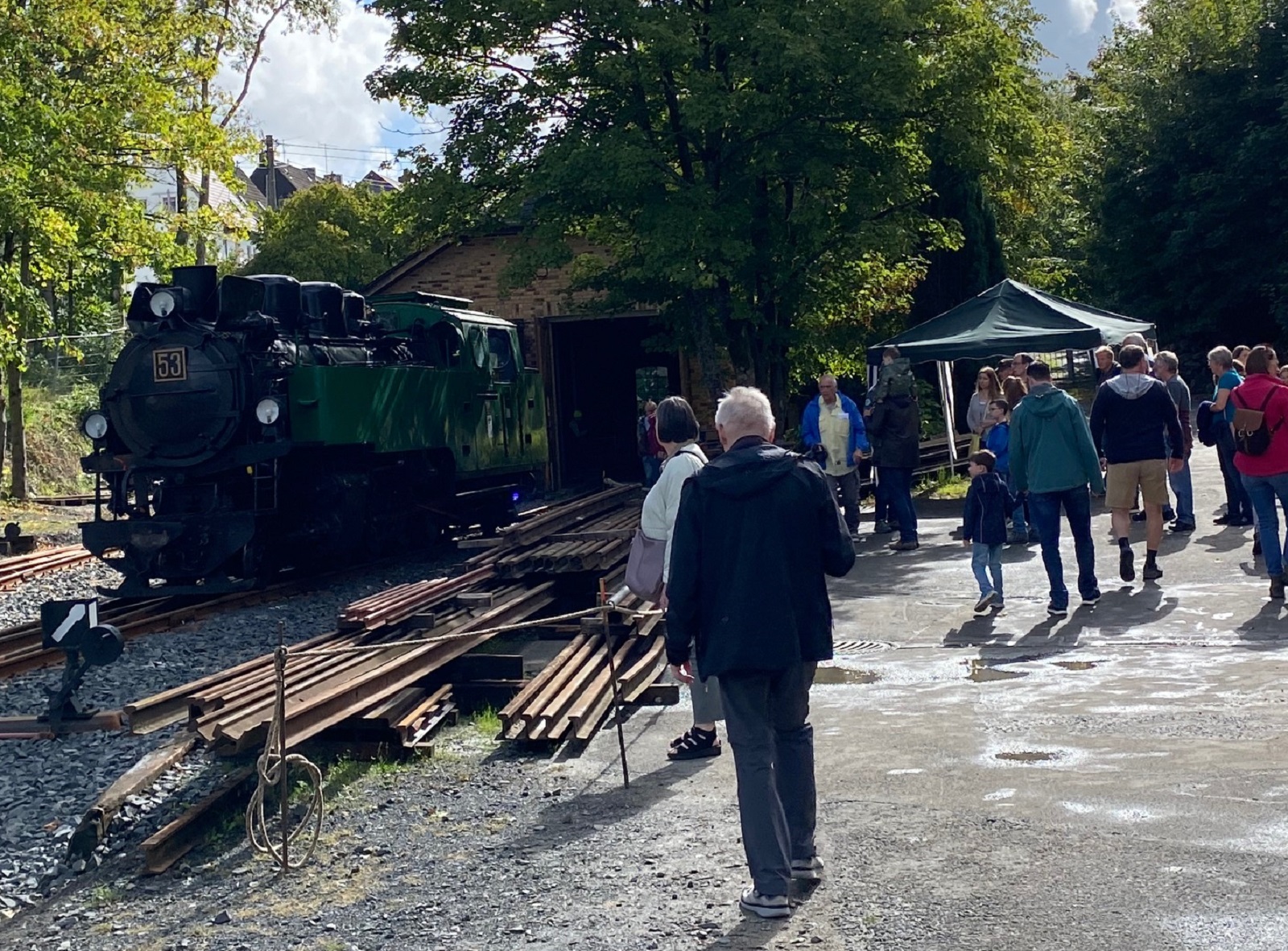 Eisenbahn-Enthusiasten geraten ins Schwrmen. (Alle Fotos: Niklas Hvelmann)