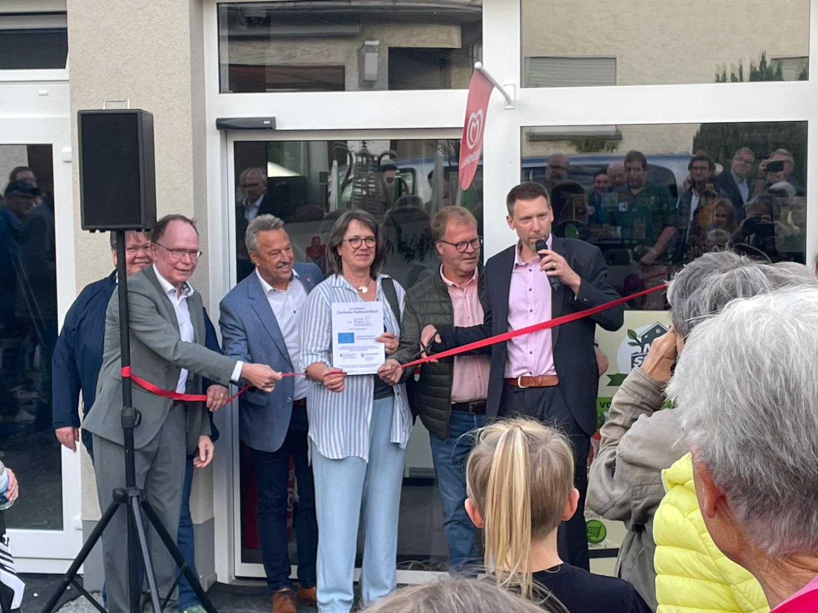 Das obligatorische Band wurde durchschnitten (v.l.): Marion Gutberlet (hinten), Ortsbrgermeister Thomas Boden, Brgermeister Hans-Werner Breithausen, Eheleute Carmen und Jrg Sombrutzki, Kai Kuhn. (Fotoquelle: Gemeinde Robach)