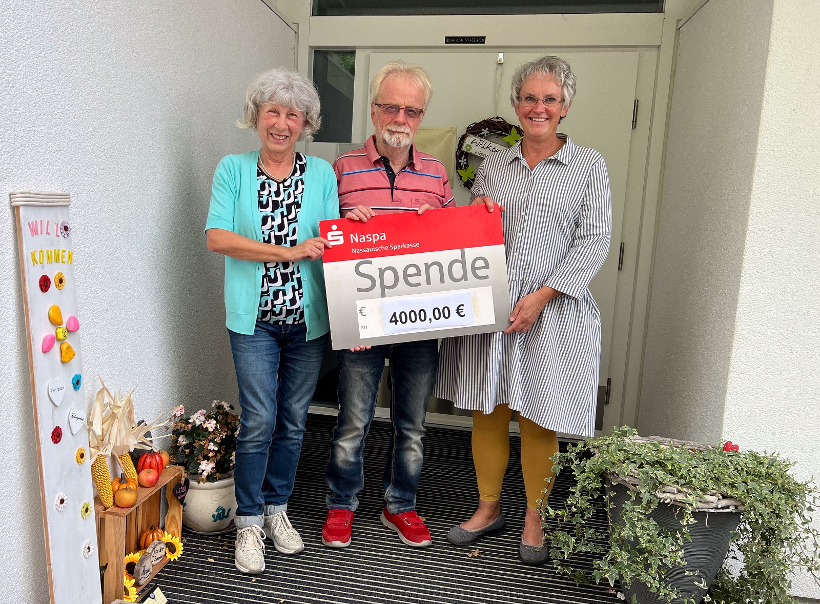 Die Familie Bcher bergibt 4.000 Euro an Einrichtungsleiterin Eva-Maria Hebgen. (Fotoquelle: DGKK)