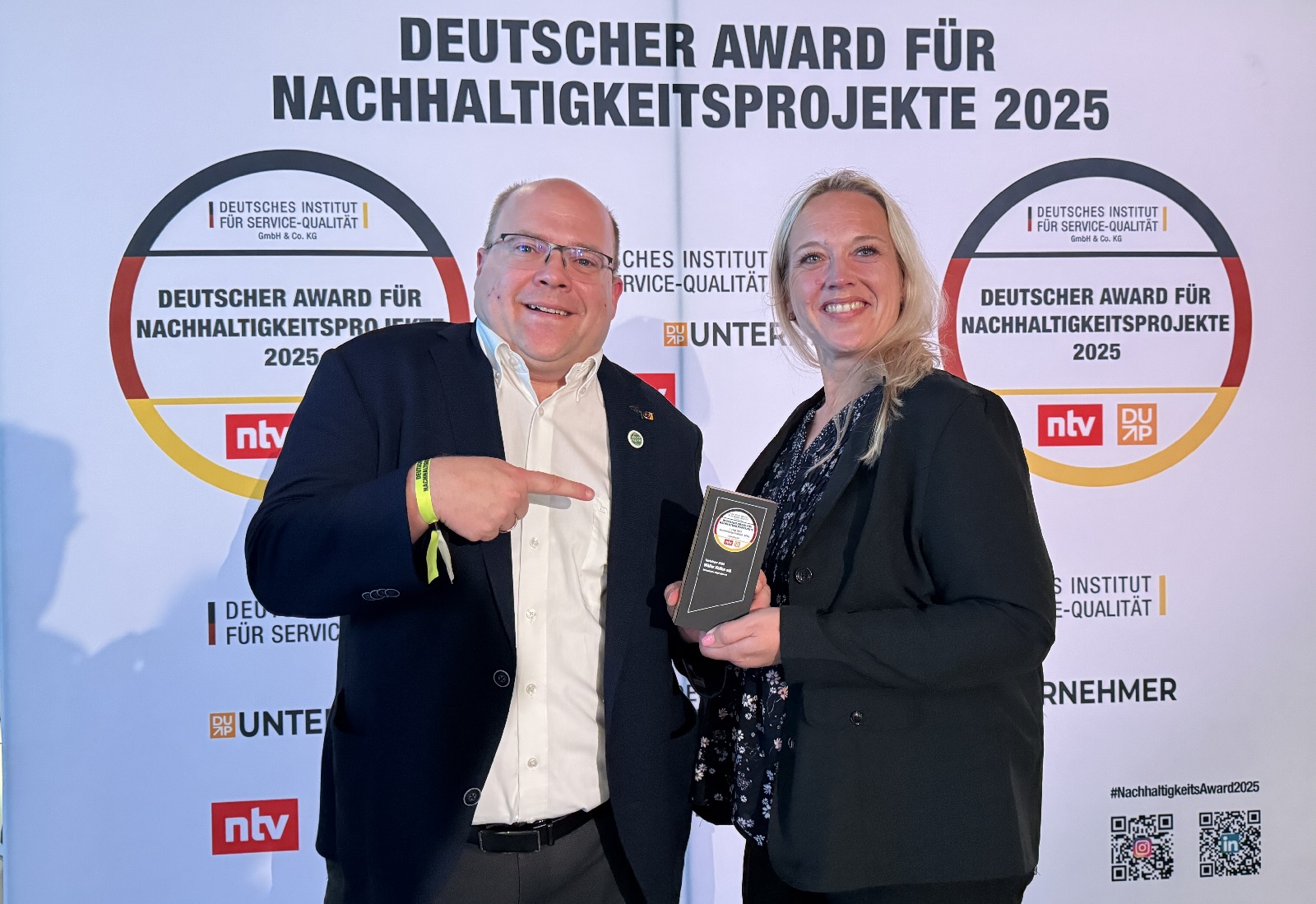 V.r.: Patricia Kempen und Bjrn Flick nahmen die Auszeichnung entgegen. (Fotoquelle: Wller Helfen e.V.)