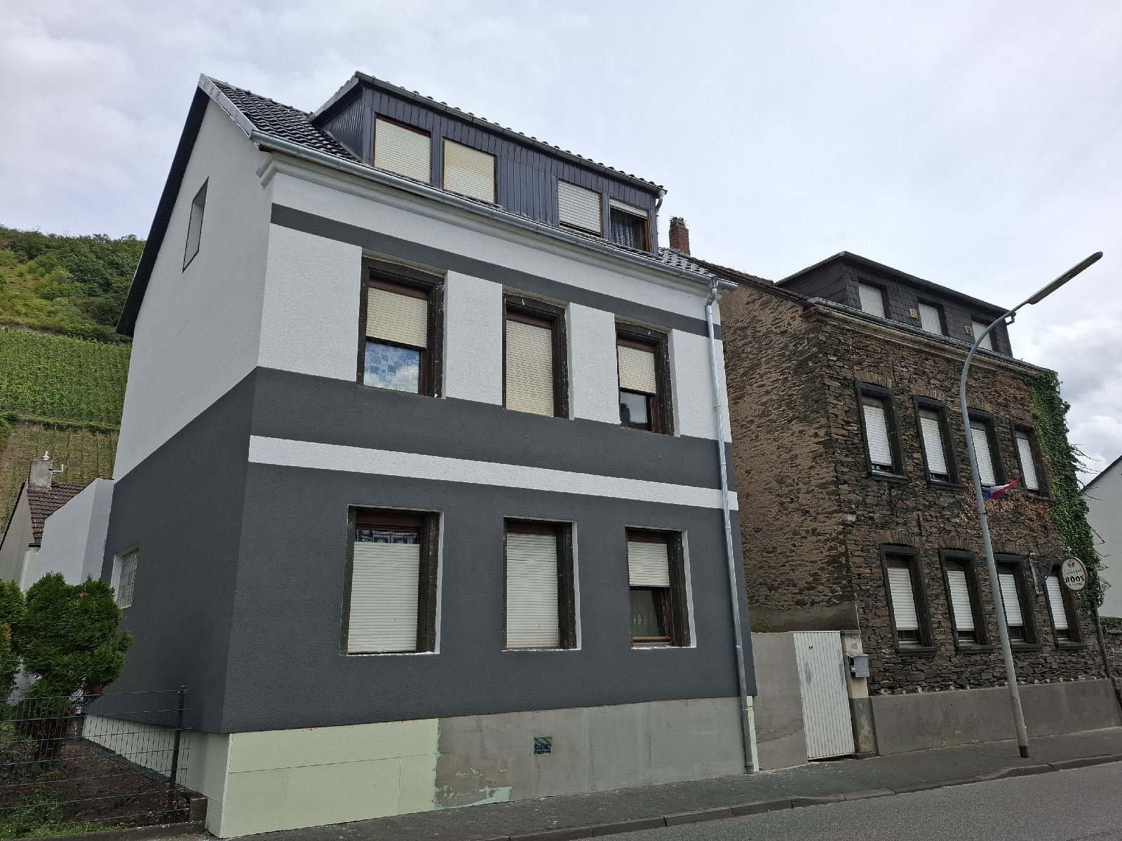 Zahlreiche historische Gebudefassaden, die nicht unter Denkmalschutz stehen, werden aktuell im Kreis Neuwied (wie hier in Leutesdorf) mit Dmmplatten unsichtbar gemacht. (Foto: Privat)