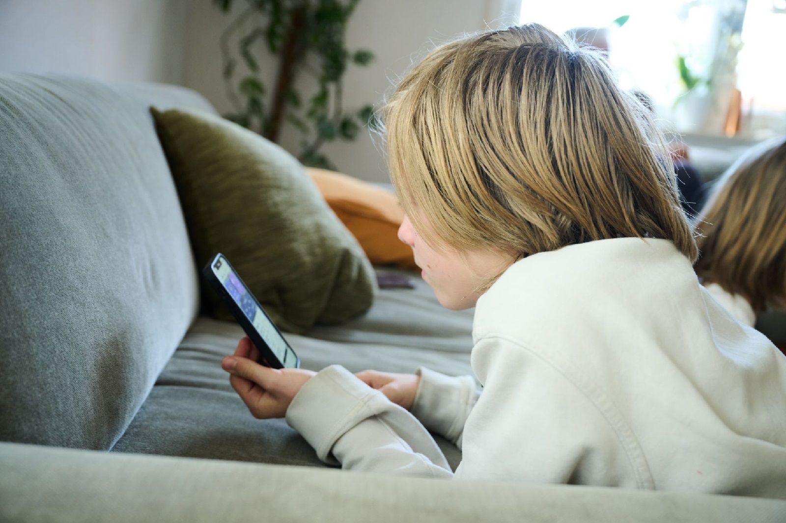 Smartphone-Nutzung bei Kindern. (Foto: Annette Riedl/dpa)
