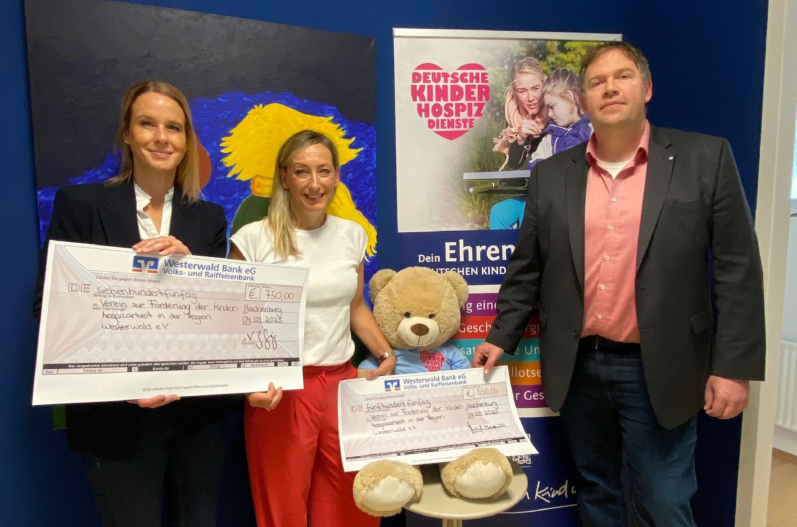 Spendenbergabe (v.l.): Julia Grg (Westerwald Bank eG), Annika Klein (Verein zur Frderung der Kinderhospizarbeit), Michael Braun (Hauptgeschftsfhrer Kreishandwerkerschaft Rhein-Westerwald). (Fotoquelle: Katharina Schlag)