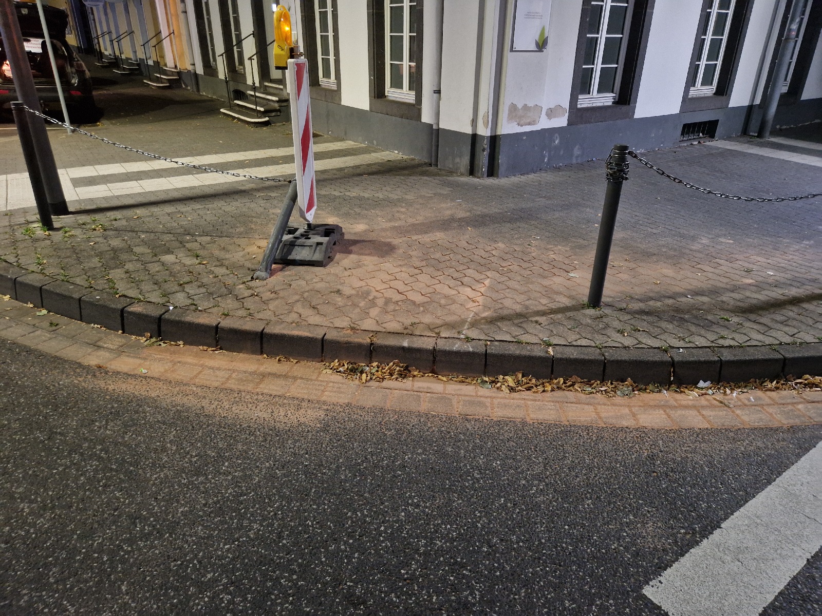 Dieser Poller erinnert noch an den Unfall in der Nacht zum 3. September. (Foto: Uwe Schumann)