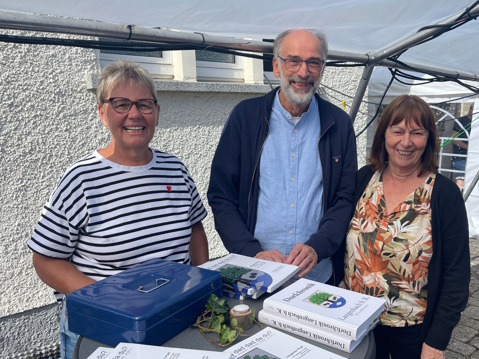 Am Bcherstand (v.l.): Dagmar Albrecht, Horst Reiner Schneider, Annegret Dorfmeister. (Foto: Karl Dorfmeister)