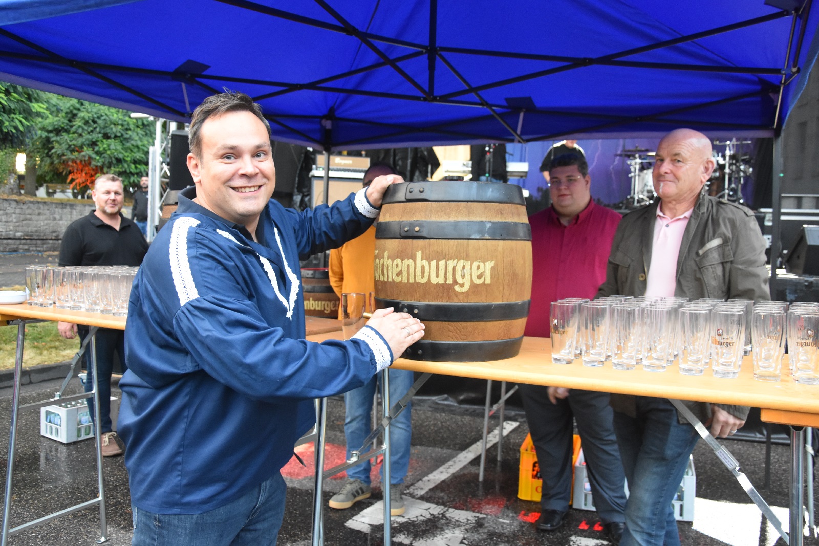 Mit dem Fassbieranstich durch Stadtbrgermeister Markus Schlotter wurde am Freitagabend die Kirmes in Wirges offiziell erffnet. (Fotos: Mariam Nasiripour)