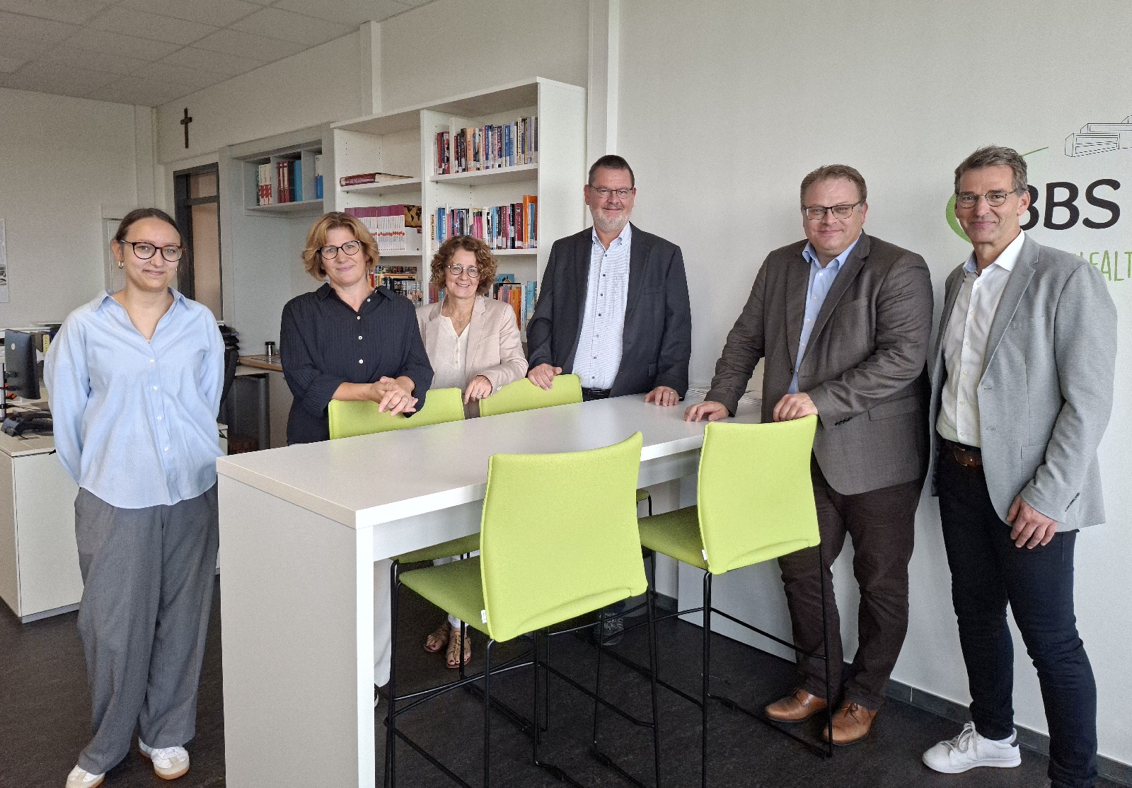 V.l.: Elise Wittgen (Referat Schulen und Sport Kreisverwaltung), Katrin Witscher, Annette Schimmel, Jochen Wilhelmi (Schulleitung BBS Wissen), 1. Kreisbeigeordneter Tobias Gerhardus und Schulleiter Burkhard Schneider. (Foto: BBS / Christian Lck)
