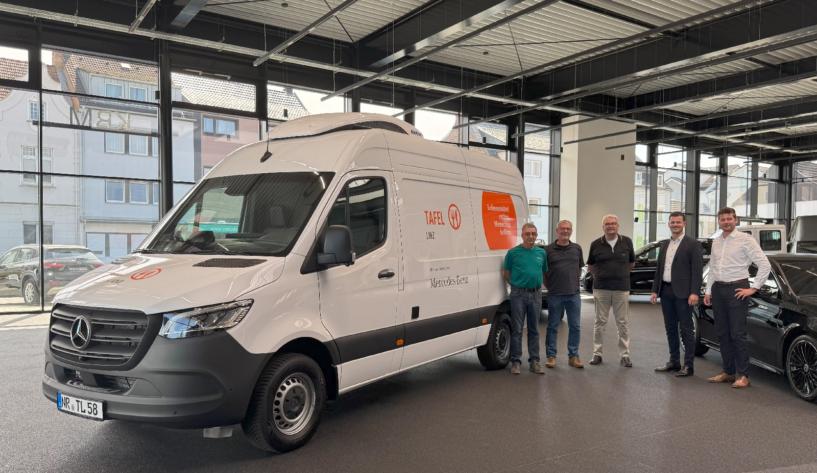 V.l.: Eduard Sprenger (Fahrer), Gerd Brosowski (Vorsitzender Tafel Linz e.V.), Dieter Korf (Schatzmeister), Michael Schreiber, Konstantin Knebel (Foto: Privat)