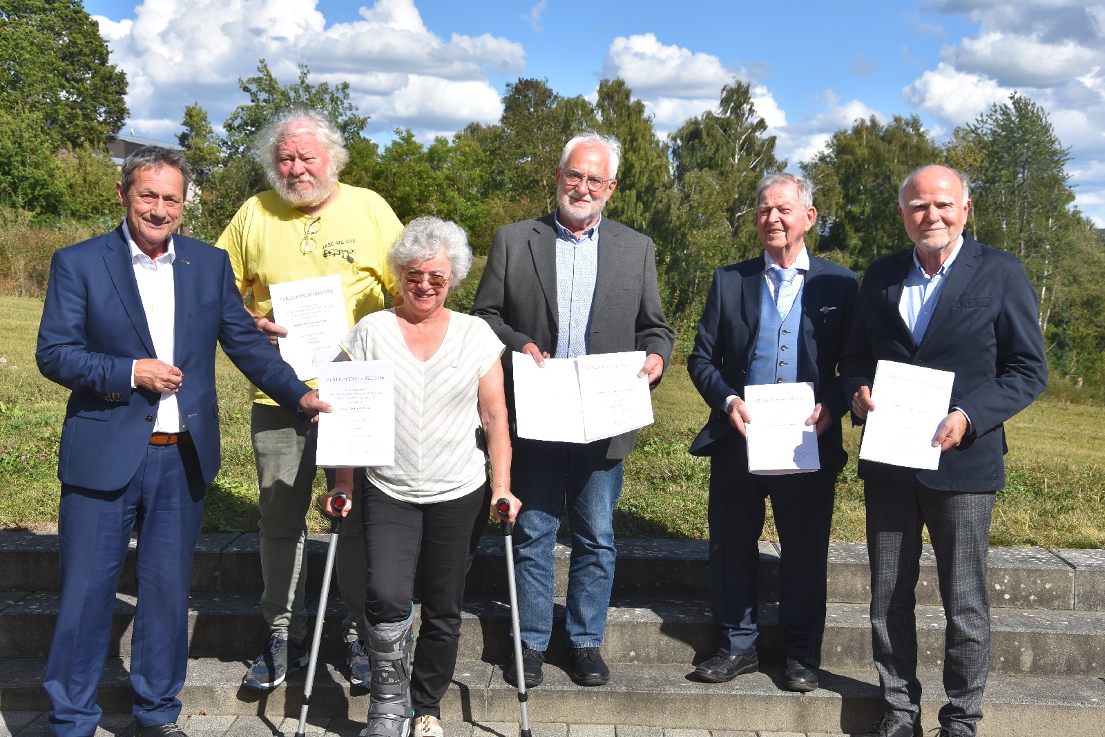Landrat Achim Schwickert (links) ehrte fnf Menschen aus dem Westerwald fr ihr langjhriges ehrenamtliches Engagement im Bereich Kultur und Kommunalpolitik.(Foto: Mariam Nasiripour)