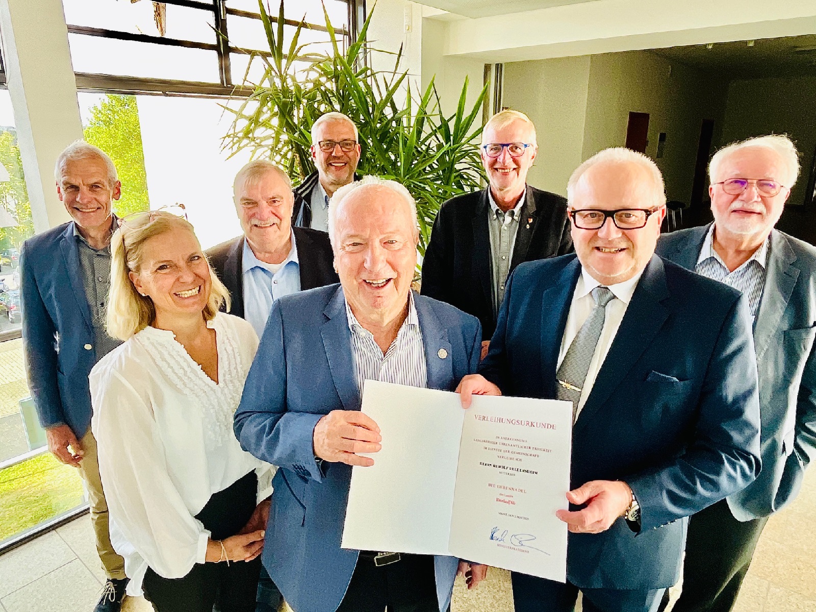 Von Landrat Dr. Peter Enders (v.r.) erhielt Rudolf Bellersheim (M.) die Ehrennadel des Landes RLP. Erste Gratulanten waren neben Tochter Simone Bellersheim Brgermeister Fred Jngerich, der frhere OB Horst Klein, 1. Beigeordneter Christian Georg, OB Frank Bettgenhuser und 2. Beigeordneter Udo Schmidt (v.l.). (Foto: Thorsten Stahl)