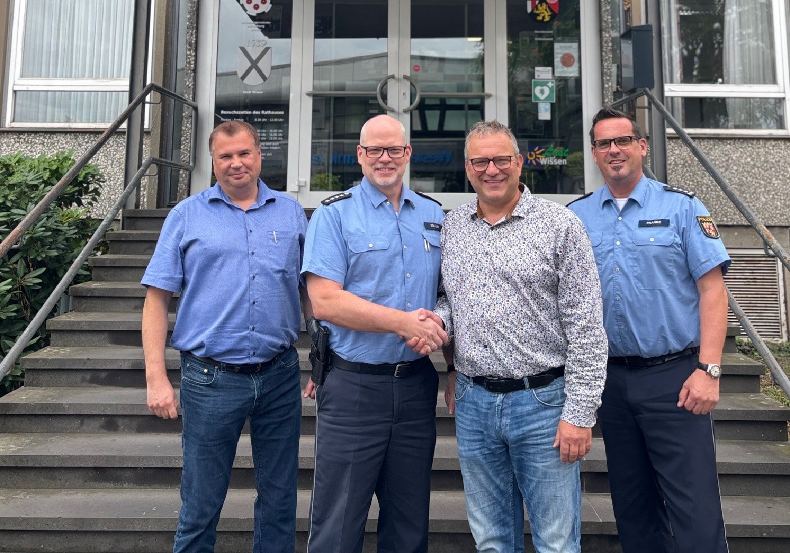 V.l.: Marco de Nichilo (Leiter des Ordnungsamtes), Jrg Zller (neuer Leiter der Polizeiwache Wissen), Brgermeister Berno Neuhoff, Marcus Franke (Leiter der Polizeiinspektion Betzdorf). (Foto: Sabine Lorsbach)
