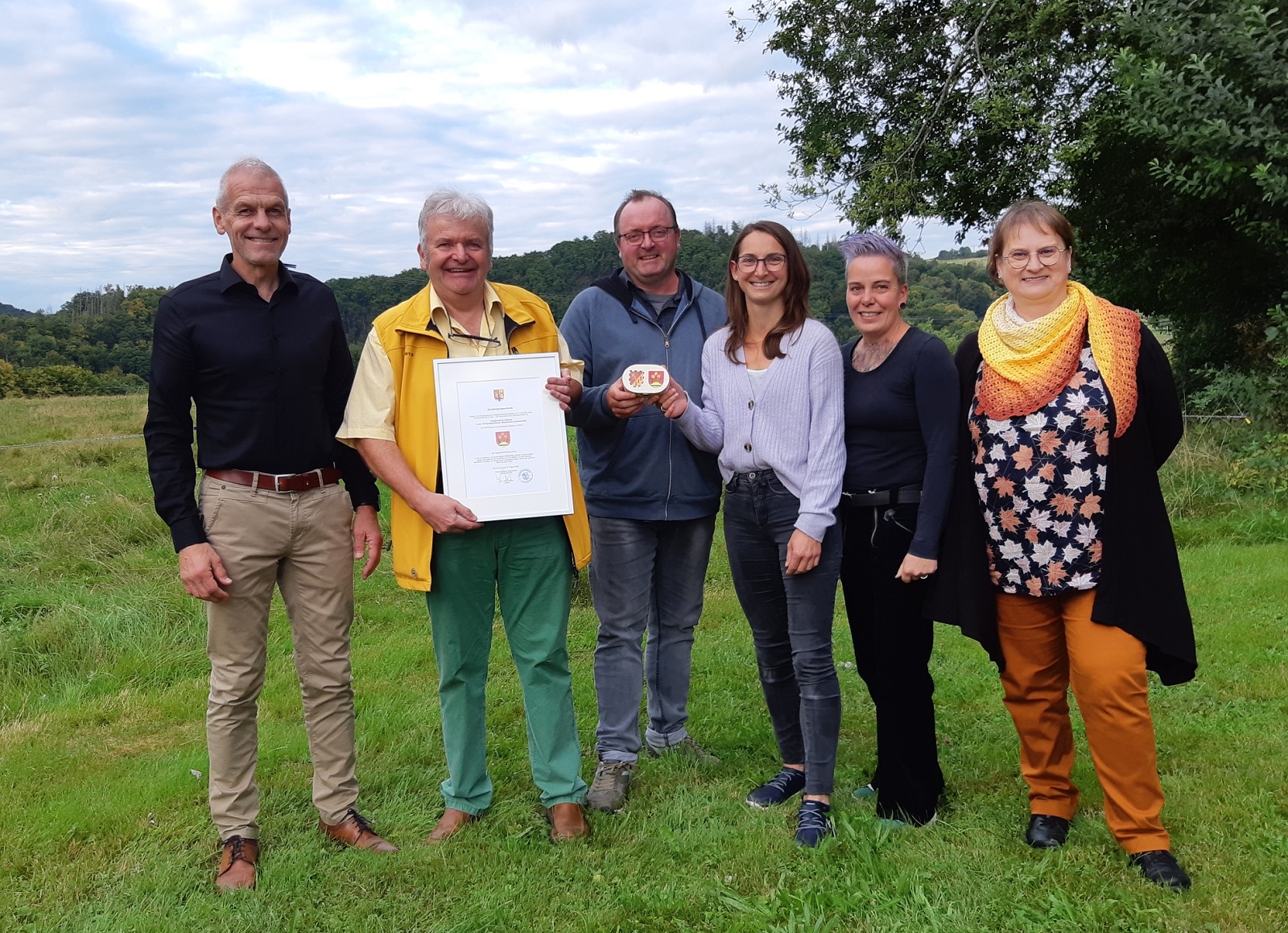 V.l.: Brgermeister und Dritter Kreisbeigeordneter Fred Jngerich, Ortsbrgermeister Jrgen Schneider, Erster Beigeordneter Stefan Schumacher, Ortsgemeinderatsmitglieder Saskia Mller, Michaela Maiworm und Andrea Schlaug. (Fotoquelle: Rebecca Seuser)