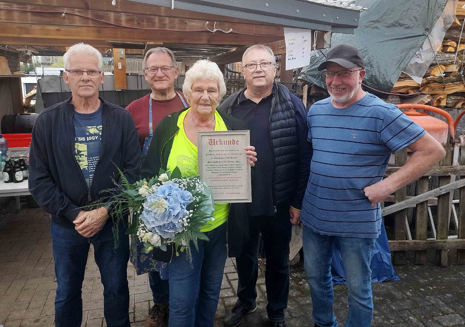 Brunhilde Wonneberger (Bildmitte) erhlt die Urkunde von (v.l.) Michael Schmidt, Volker Renz, Bernd Burbach und Kurt-Josef Meise berreicht. (Foto: Bernhard Theis)