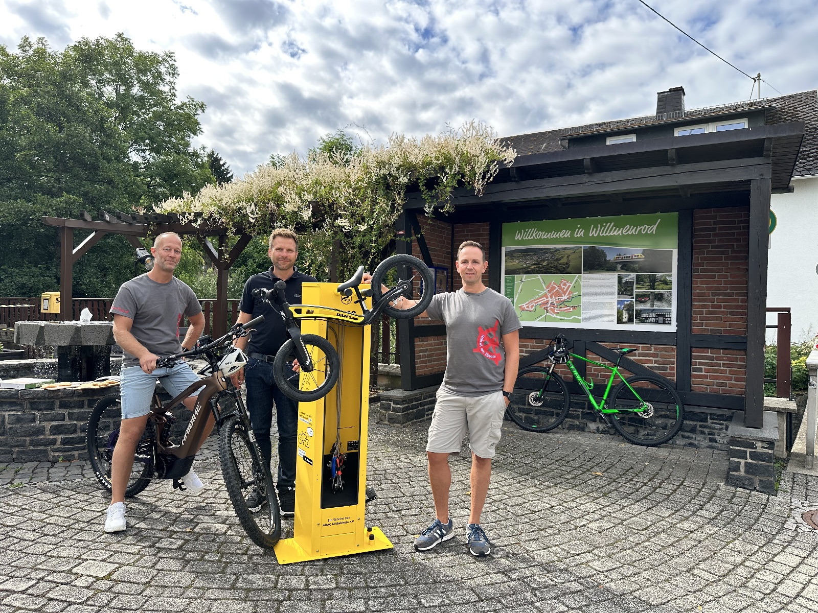 Rad-Servicestation auf dem Dorfplatz. (Foto: Dirk Olberts)