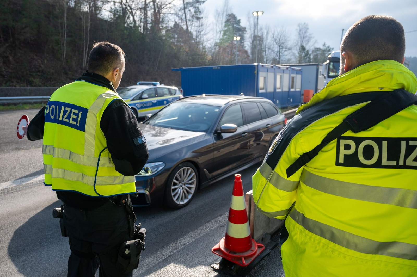 Grenzkontrolle auf der Autobahn aus Luxemburg. (Foto: Harald Tittel/dpa)