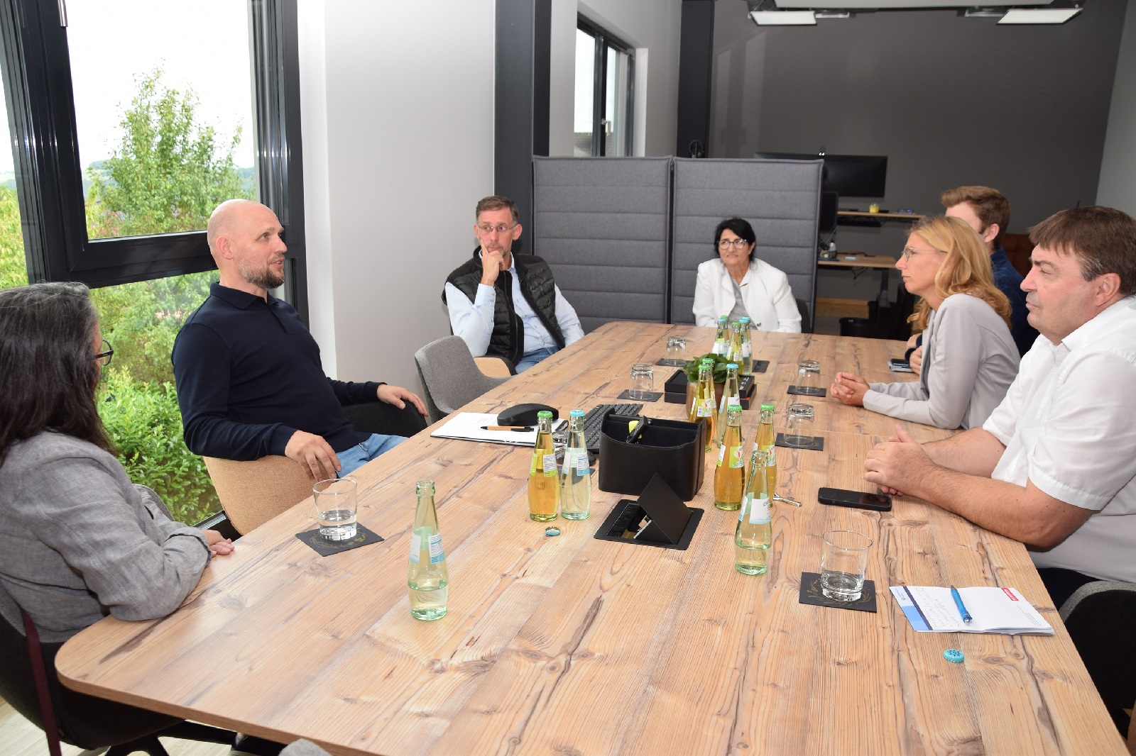 Im Mittelpunkt der Besuche beim "Tag des Handwerks" von Sabine Btzing-Lichtenthler (2.v.r.) stand der persnliche Austausch mit den Unternehmern. (HwK Koblenz / Dagmar Schweickert)