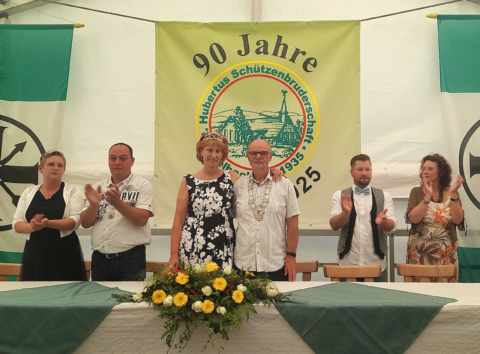 Schtzenknig Klaus I. (Benterbusch) und seine Knigin Gertrud auf der Ehrentribne im Festzelt. Links daneben: Kaiser Frank (Bnkendorf). (Alle Fotos: Bernhard Theis)