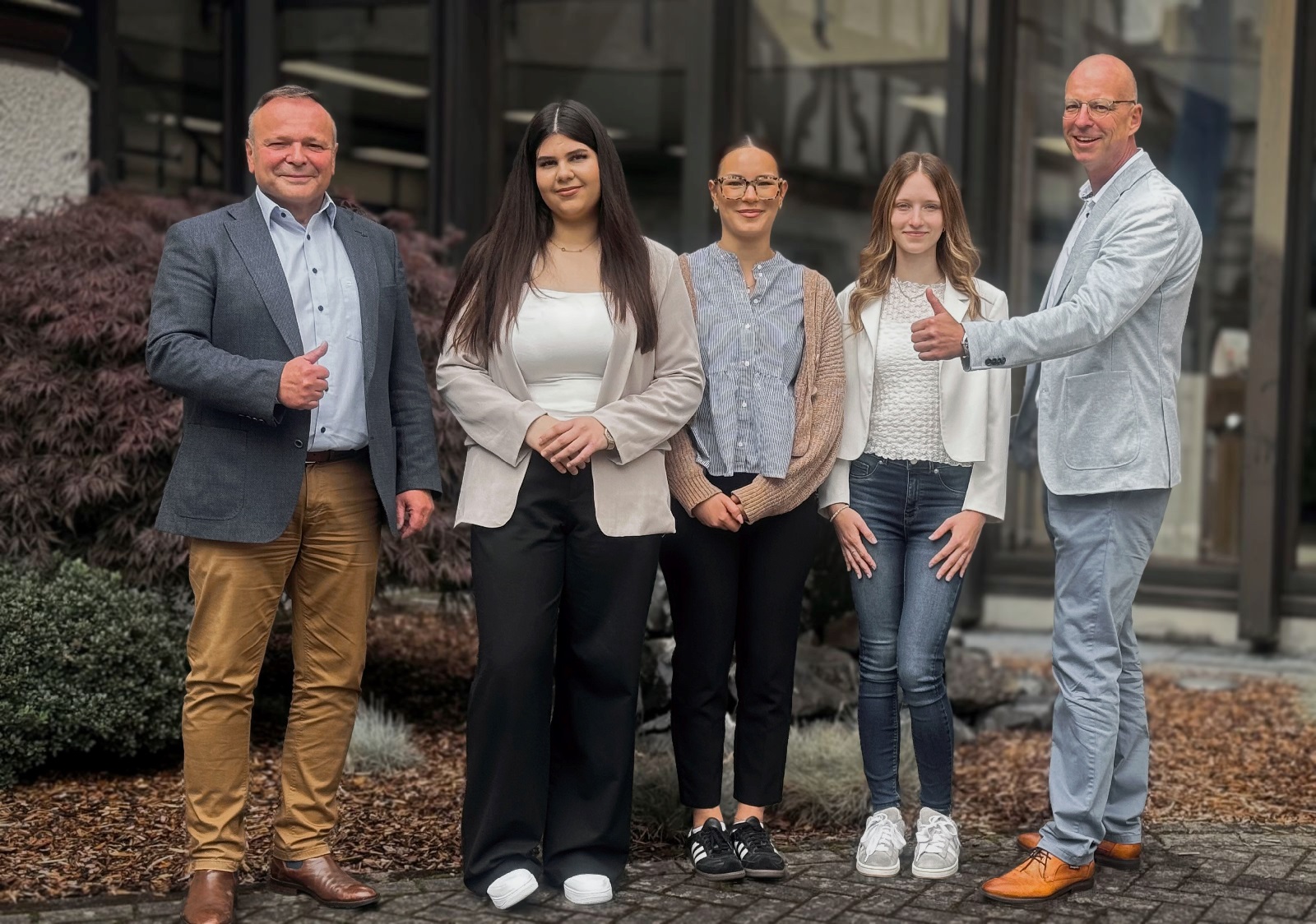 V.l.: Vorstand Dieter Stricker, Selena Paun, Katrin Sergo, Carina Wei, Vorstand Patrick Hatzmann. (Fotoquelle: Volksbank Daaden eG)