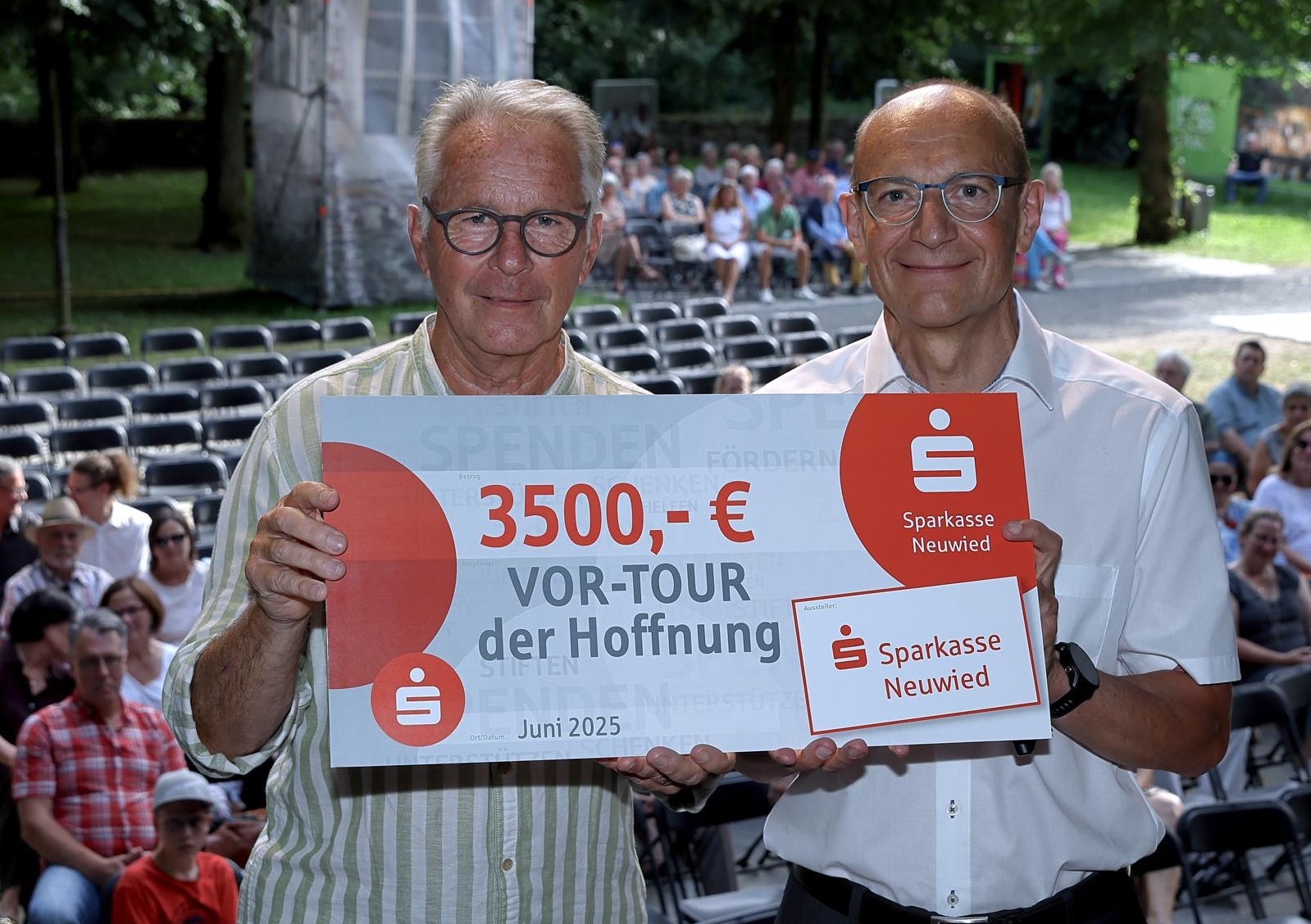 Ehrenvorsitzender der Vor-Tour der Hoffnung Jrgen Grnwald (l.) freute sich ber die Spende, die durch Gerhard Grn, stv. Vorstandsmitglied der Sparkasse Neuwied bergeben wurde. (Foto: Wolfgang Hartmann)