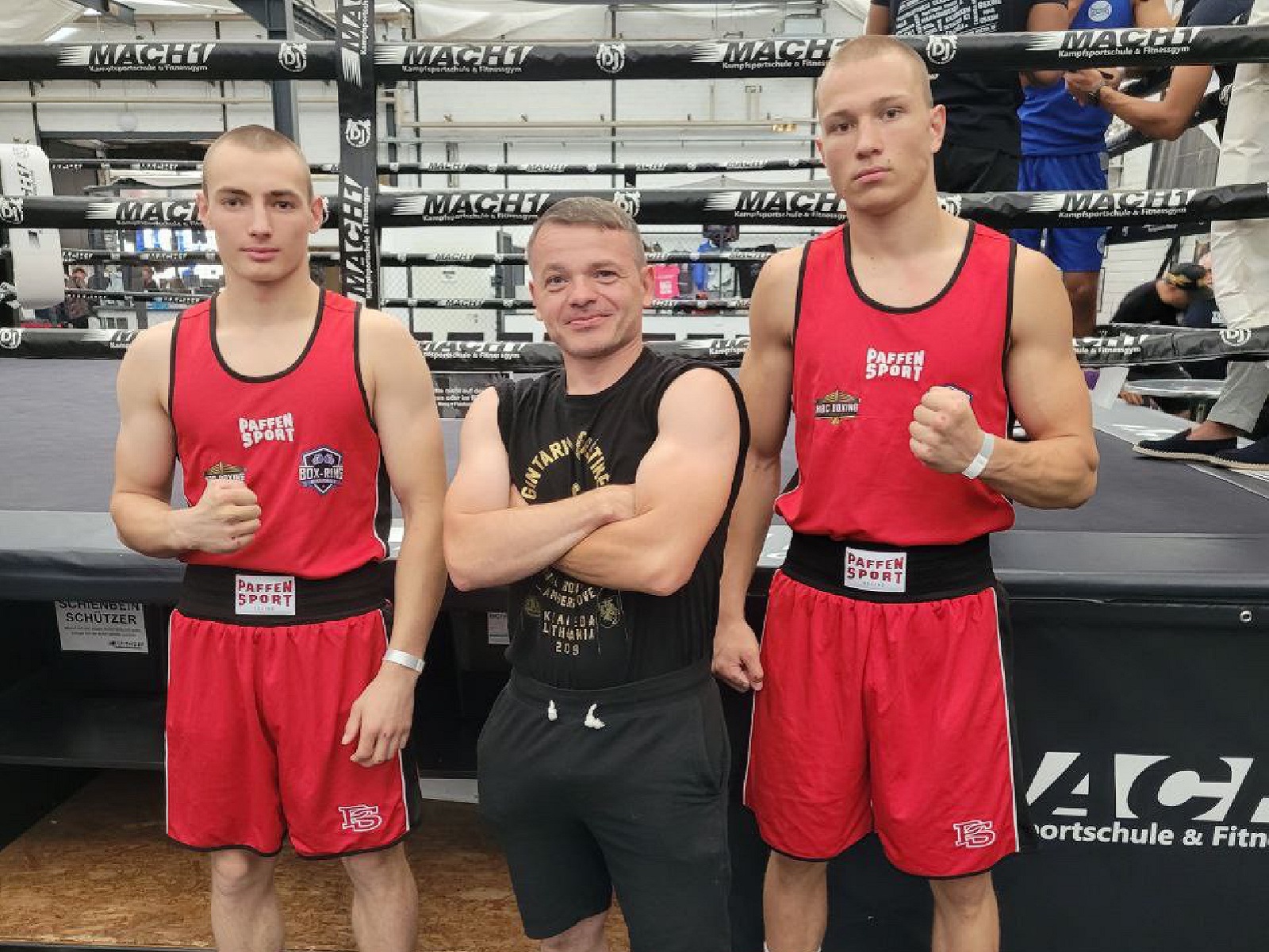 V.l.: Borys Alexander, Trainer Eugen Kowal, Rosumowich Mykola  Kmpfer vom Boxring Westerwald nach ihren siegreichen Kmpfen in Pforzheim. (Fotoquelle: Boxring Westerwald)