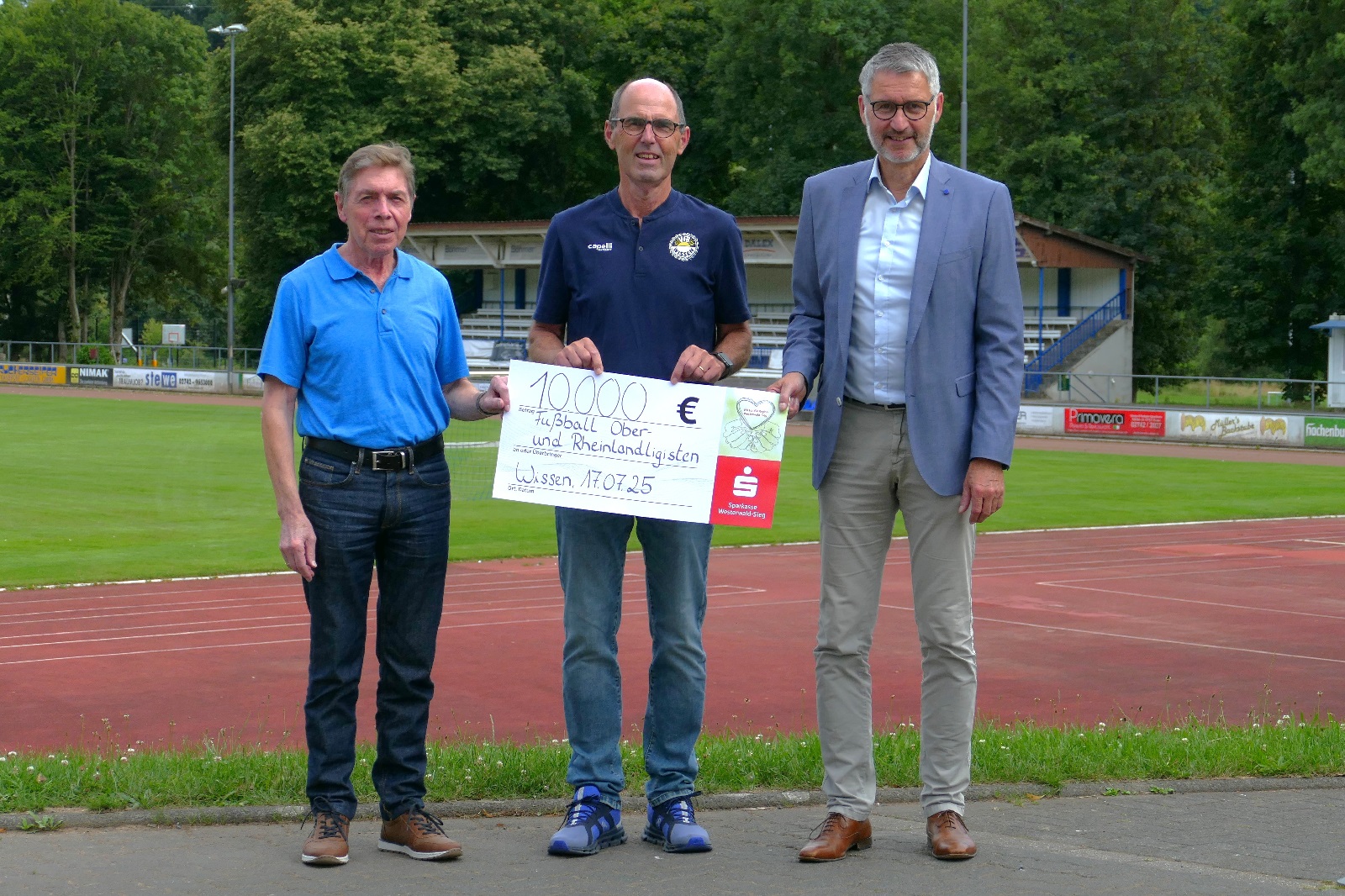 Sparkasse Westerwald-Sieg untersttzt lokale Fuballvereine mit grozgiger Spende