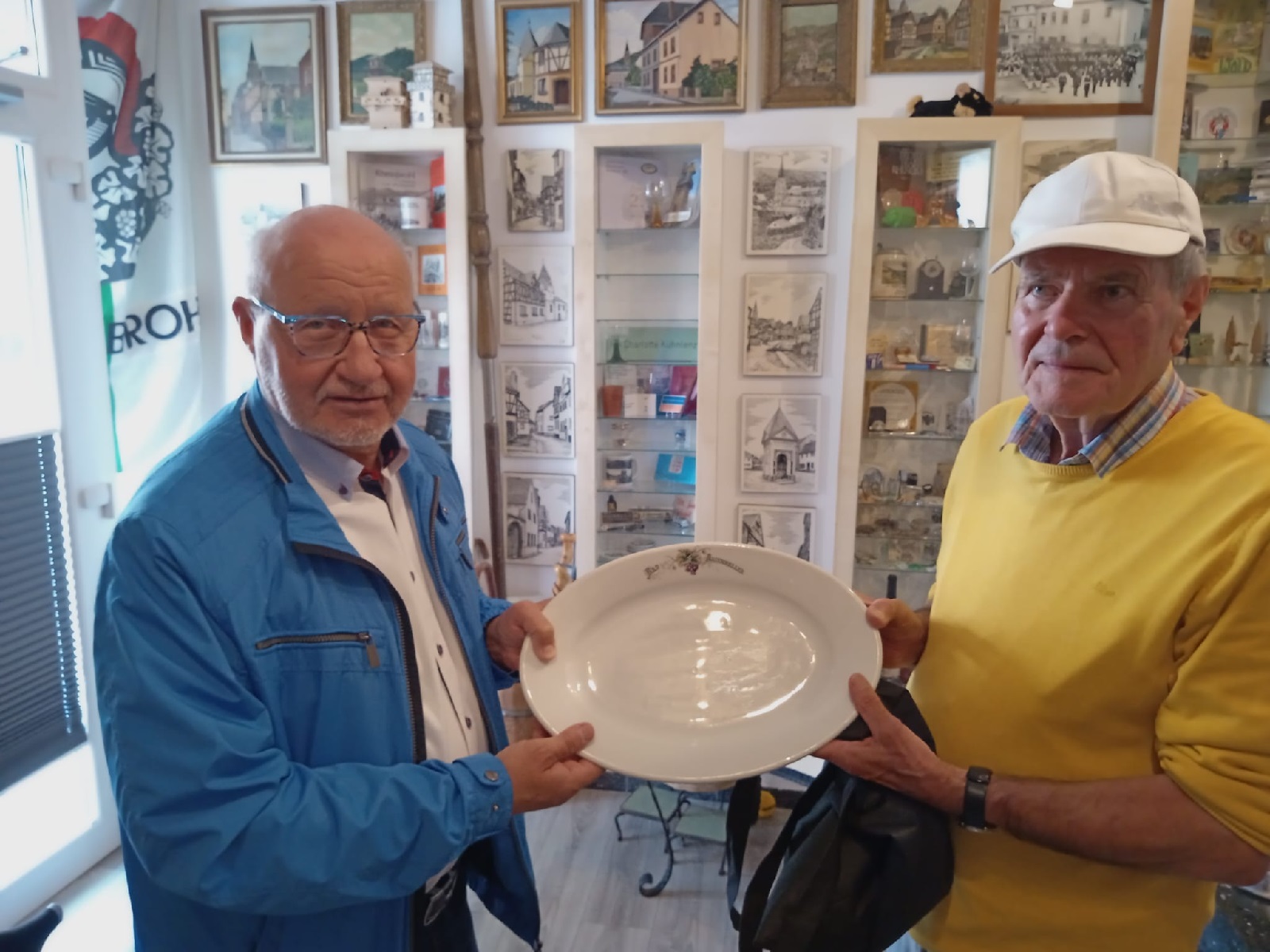 Guido Job und Heinz-Jrgen Drge berreichten eine Erinnerung an "Bad
Arienheller". (Foto: Khnlenz)