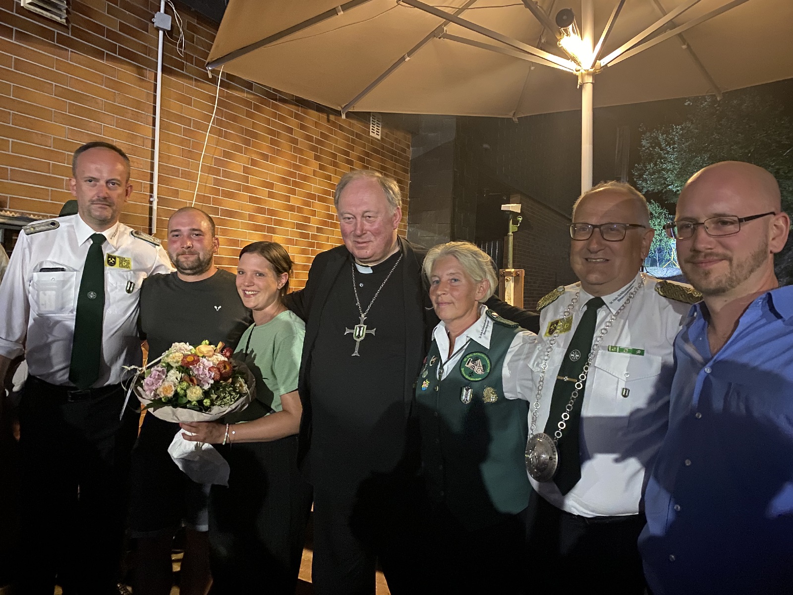 V.l.: Kassierer Alex Hfer, Knig Lucas Beutgen mit Knigin Lisa, Pfarrer Martin Krten, Anwrterin Anja Asbach, Brudermeister Hans Joachim Quast und Anwrter Dennis Weber. (Foto: Marcel Ring)