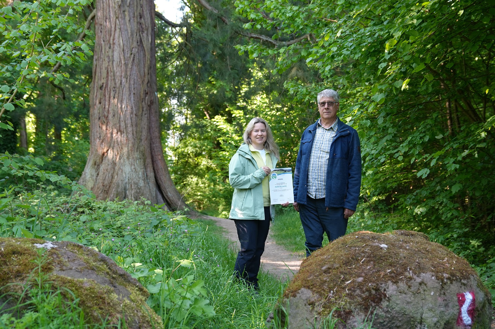 Lena Hver vom Amt fr Stadtmarketing und Armin Brz vom Stadtbauamt freuen sich ber die Urkunde zur Zertifizierung des Neuwieder Frstenwegs. (Foto: Melanie Lange)