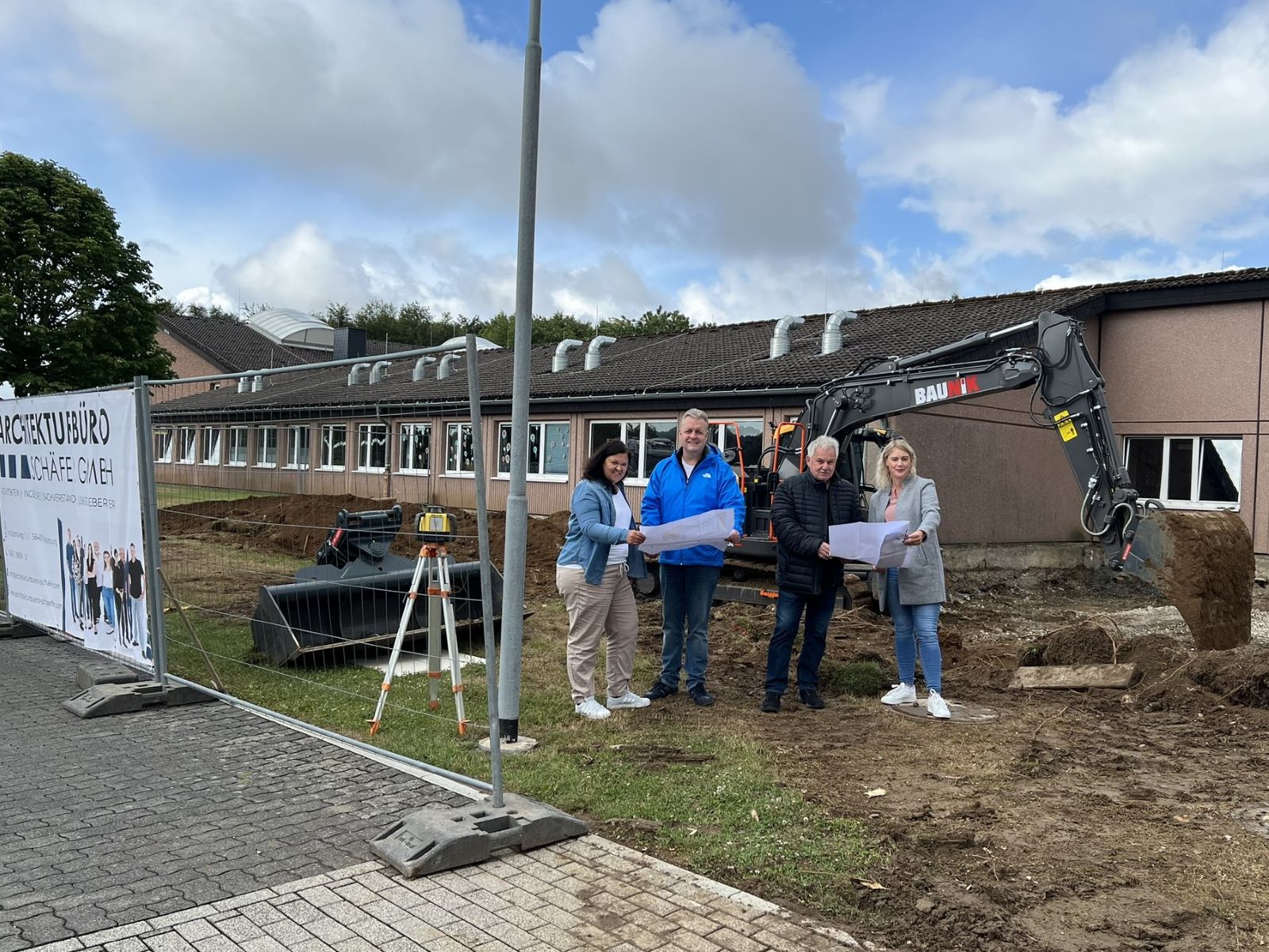 Der Bau ist bereits in vollem Gange, worber sich (v.l.) Schulleiterin Carina Ludwig, Brgermeister Gerrit Mller, Architekt Thomas Schfer und Carina Schmidt (Verbandsgemeindeverwaltung) sehr freuen. (Foto: Kerstin Guckert)