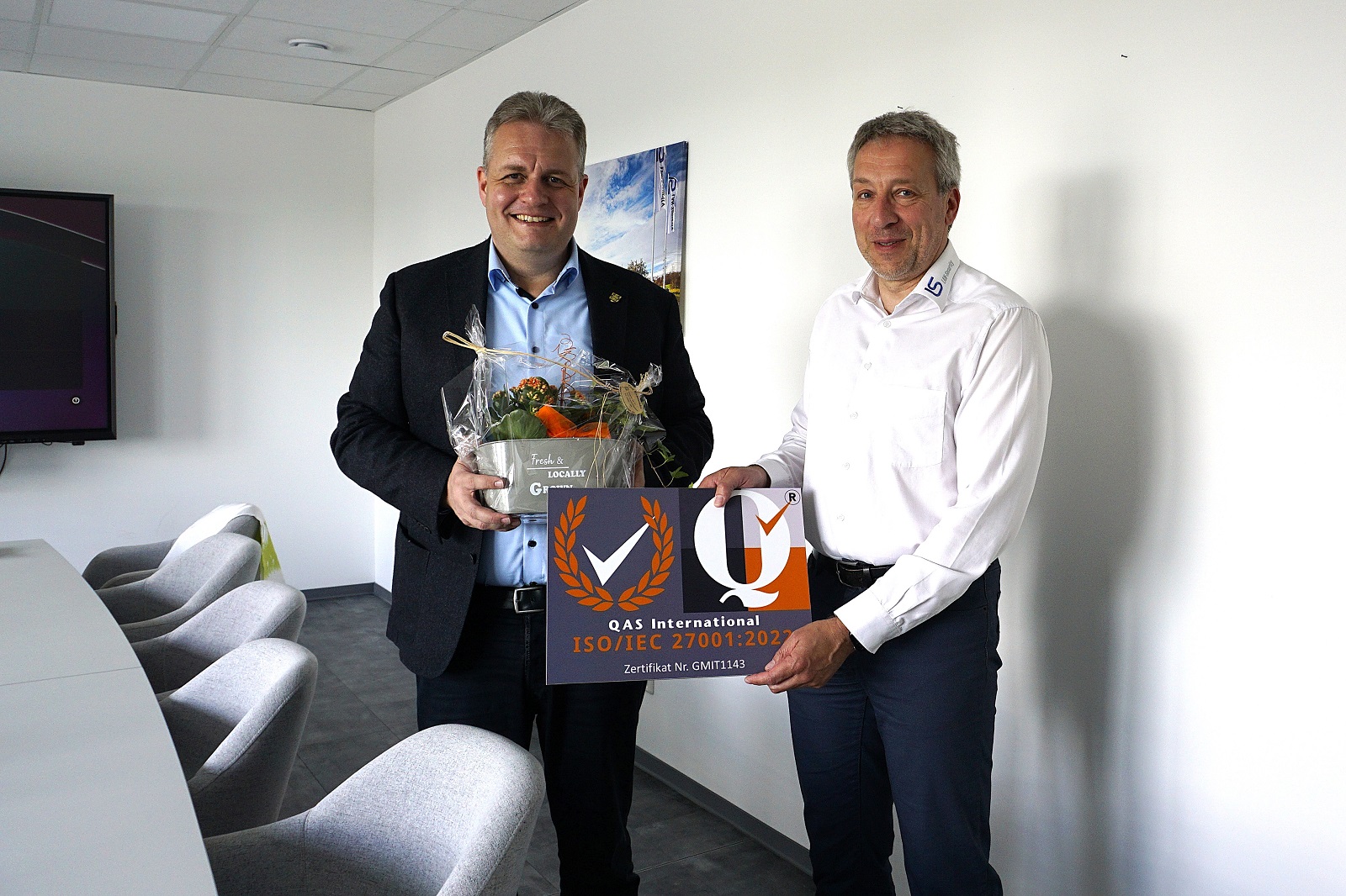 Verbandsbrgermeister Gerrit Mller (links) gratuliert Markus Mengen, Geschftsfhrer der LAN-Security GmbH. (Foto: Kerstin Guckert)