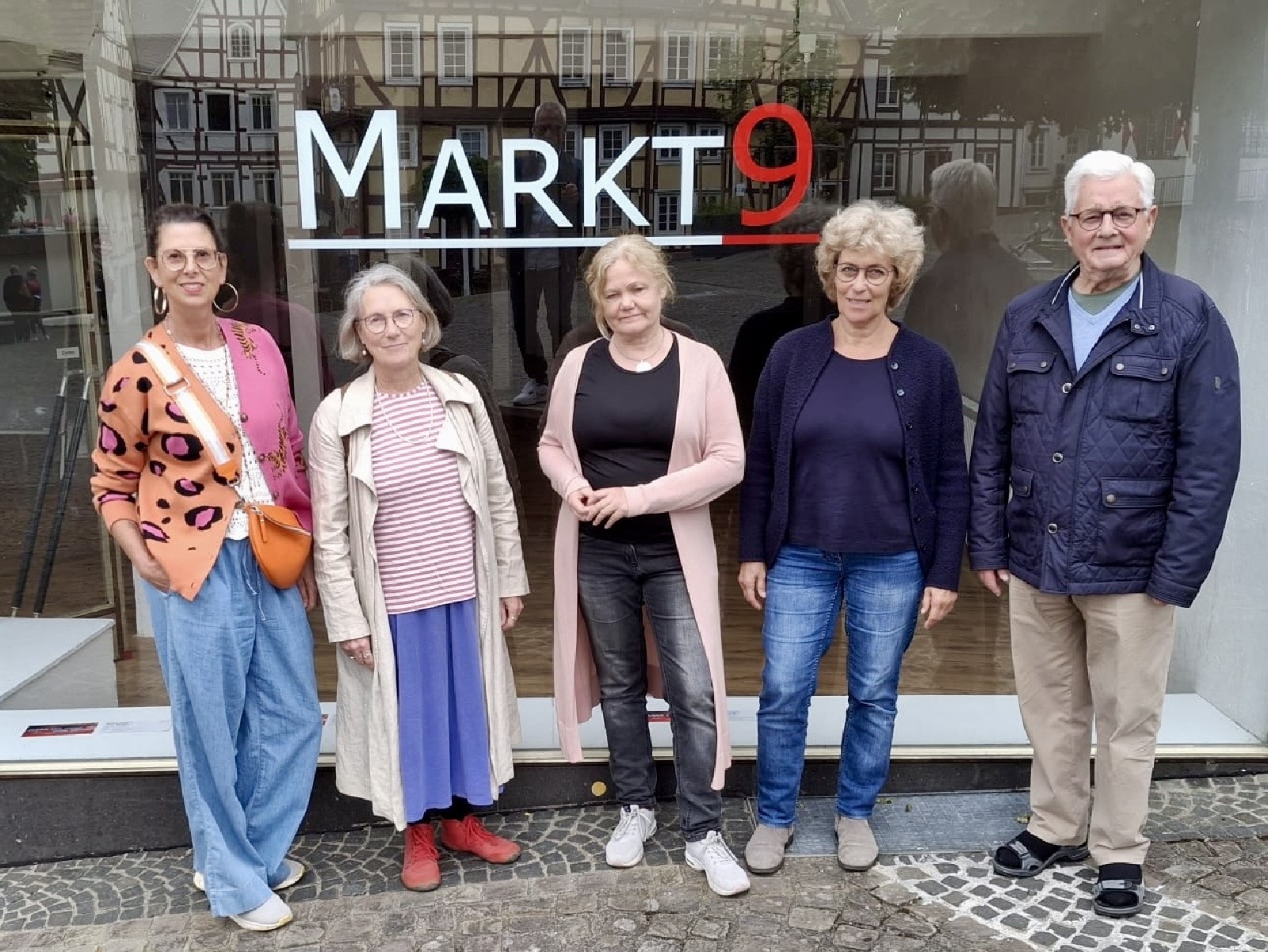 Fnf der sieben Knstler (v.l.): Iris Birrenbach, Birgit Reichert, Ditha Rechert, Beate Sieberz, Hans-Joachim Schmitz. (Fotoquelle: Ines Langs ( Kunstverein Linz am Rhein e.V.)