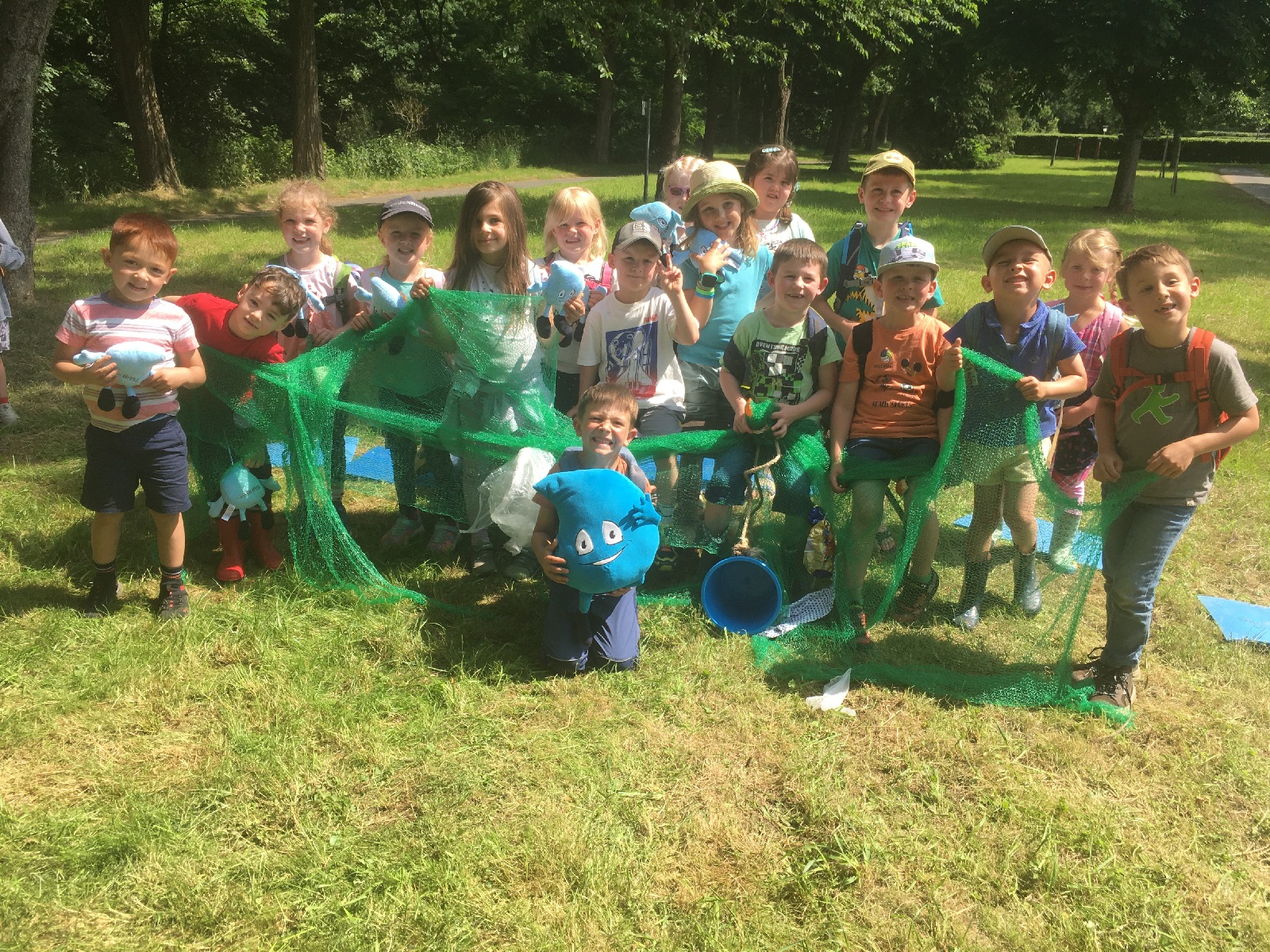 Vorschulkinder der Ev. Kita Neustadt beim Gewsserschutzprojekt an der Wied/Wied. (Foto: Maria-Elisabeth Loevenich)