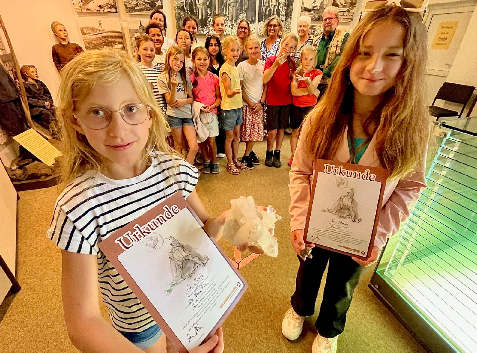 Elli Maa (l.) hat mit "Der kleine Rubin" den Schreibwettbewerb des Kreis-Bergbaumuseums gewonnen. Auch die Geschichte von Lina Schreiber (r.) wird fr ein Jahr in Sassenroth prsentiert. (Foto: Kreisverwaltung / Thorsten Stahl)