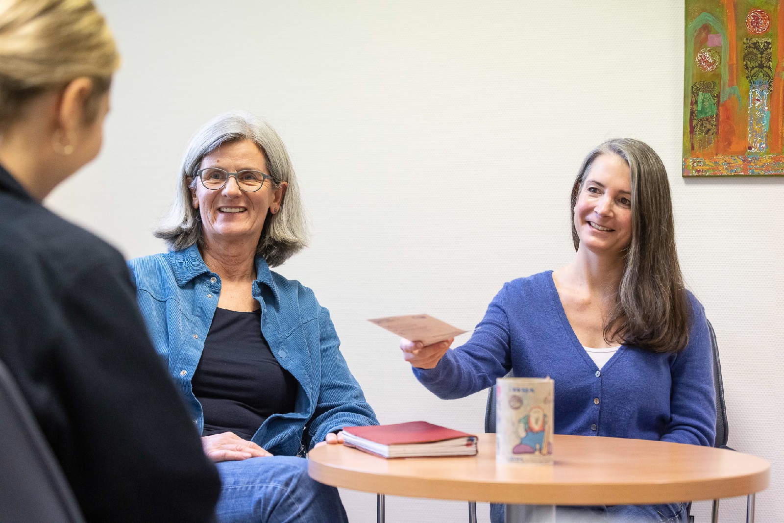 Antje Maa-Quast (mitte) und Marina Beer (rechts), Mitarbeiterinnen der rztlichen
Beratungsstelle, beraten eine externe Fachkraft. (Fotoquelle: DRK-Kinderklinik Siegen) 