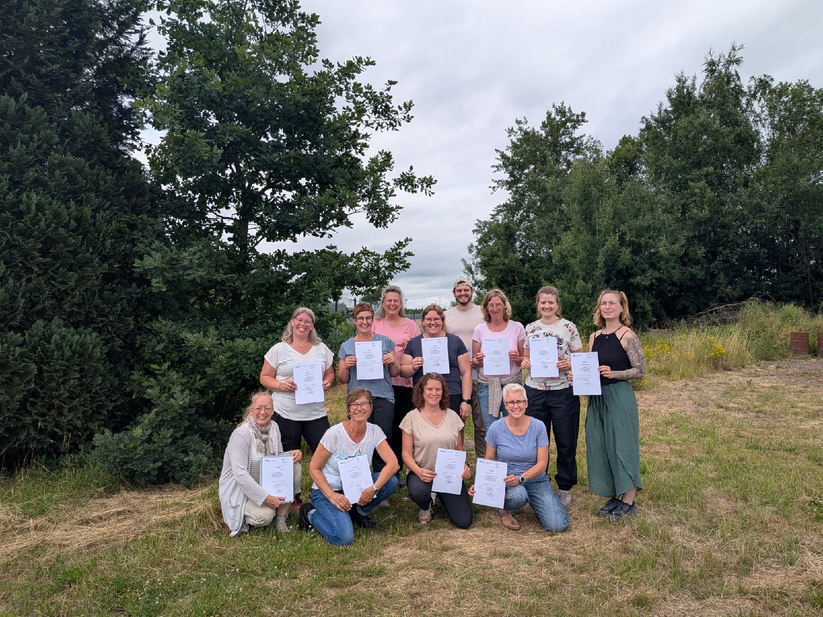 Die zertifizierten Wald- und Naturpdagogen mit Kursleiterin Helga Kober (ganz hinten links). (Foto: Helga Kober)