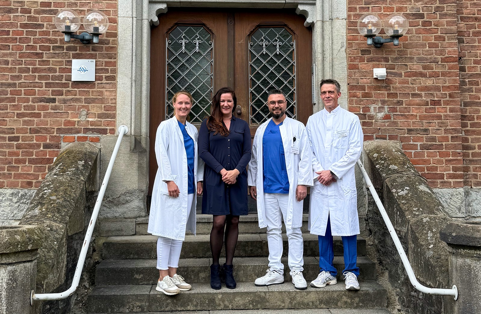 V.l.: Dr. Caroline Kern, Sabine Raimund, Geschftsfhrerin des MVZ Westerwald, Dorayd Rasheed, rztlicher Leiter des MVZ Westerwald und Philip Krnig. (Fotoquelle: Dernbacher Gruppe Katharina Kasper)