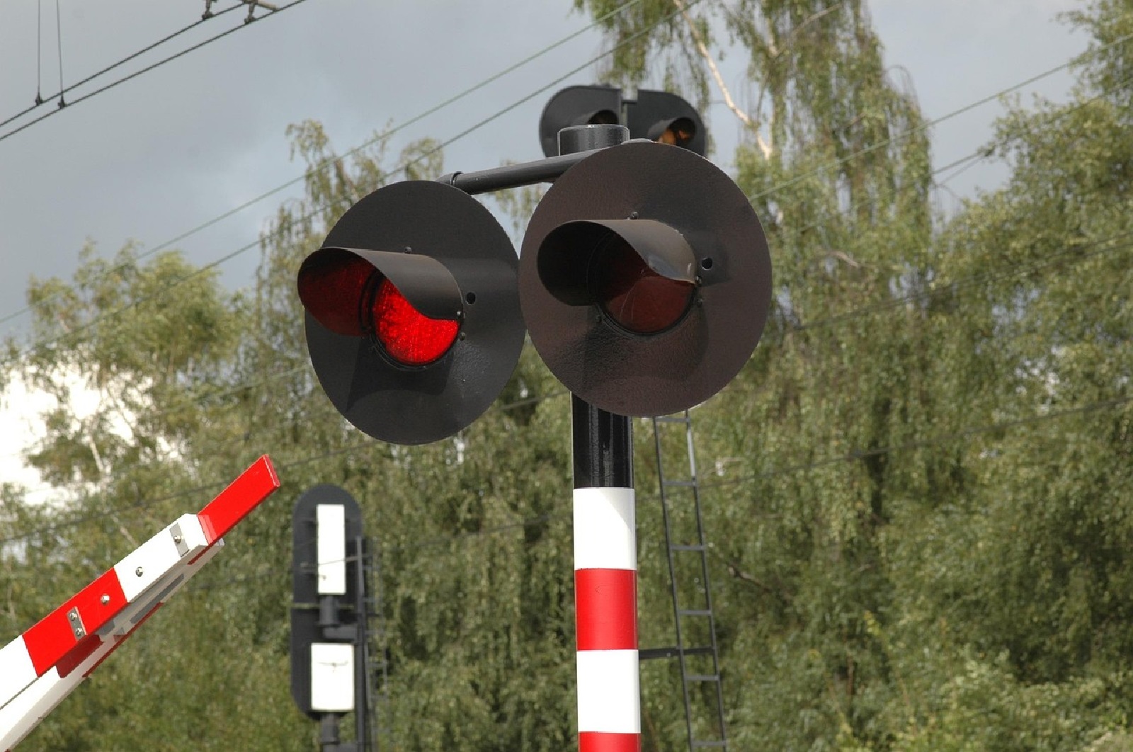 2. Aktualisierung: Lkw riss Bahnschranke ab - Zugreisende strandeten in Kirchen