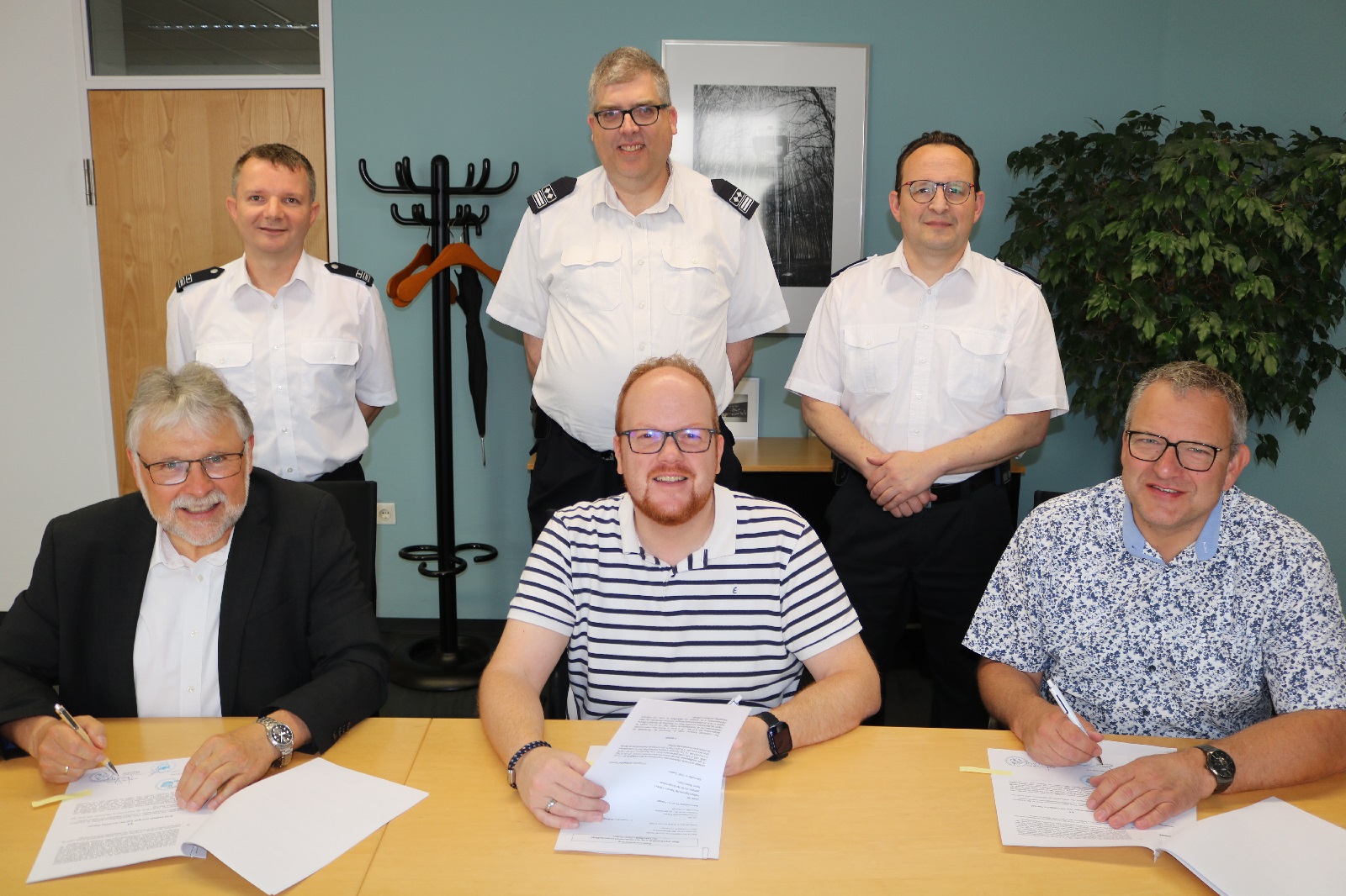 V.l.: Die Brgermeister Helmut Sthn (VG Daaden-Herdorf), Andreas Hundhausen (VG Kirchen) und Berno Neuhoff (VG Wissen) unterzeichneten den Kooperationsvertrag. Hintere Reihe v.l.: Markus Lhr (stv. Wehrleiter VG Daaden-Herdorf), Ralf Rtter (Wehrleiter VG Kirchen), Stefan Deipenbrock (Wehrleiter VG Wissen). (Foto: VG Kirchen, K. Hinkel)