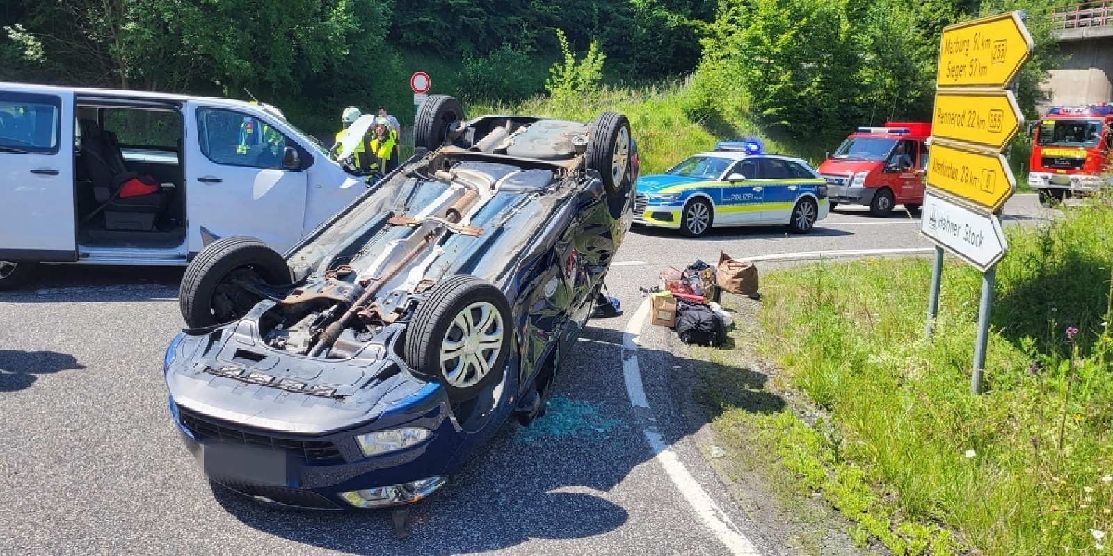 Zweite Aktualisierung: Pkw berschlgt sich auf der B 8 - siebenjhriges Kind verletzt